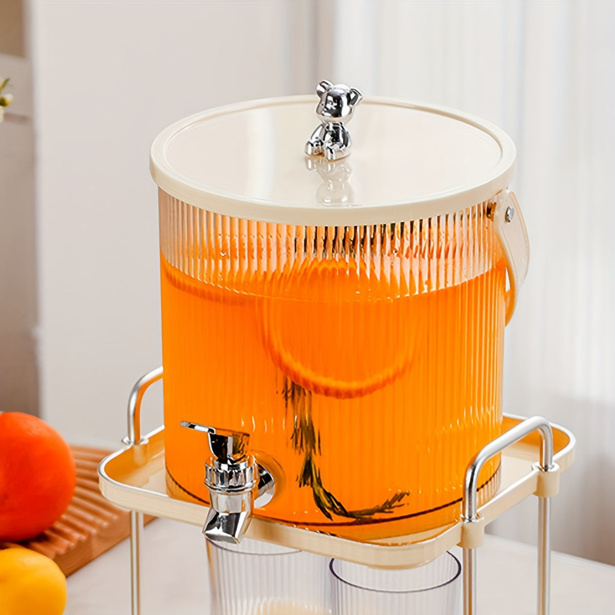 Plastik ichimlik tarqatuvchisi - partiyalar va yotoqxonalarga mo'ljallangan. Yuqori haroratga chidamli muz idishi, sovuq ichimliklarni elektr energiyasiga ehtiyoj sezmasdan xizmat qilish uchun ajoyib.