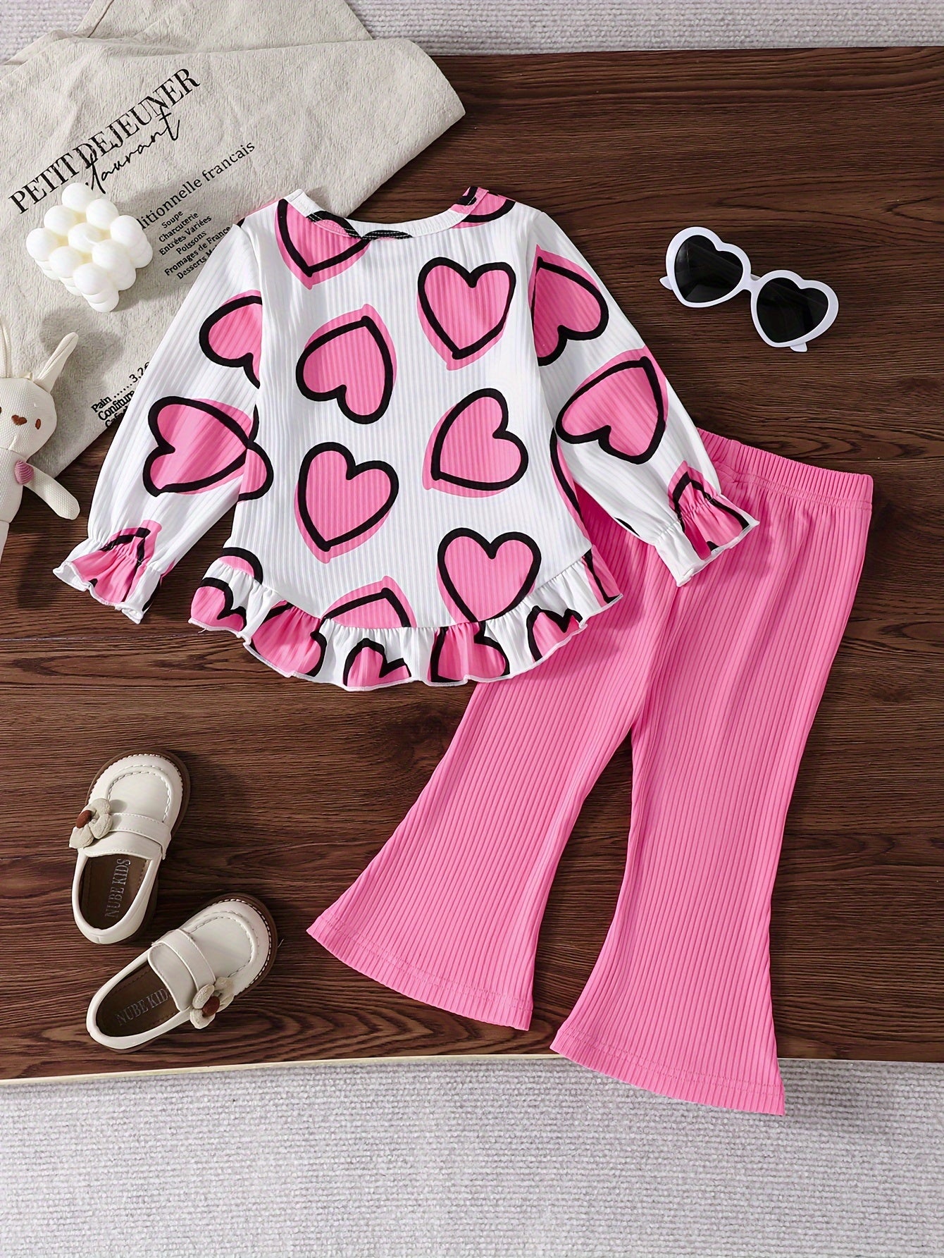 Yoz va kuz uchun yoqimli tasodifiy dizaynga ega ikki qismli to'plam, yurak naqshiga ega doira bo'yinli uzun qo'lqopli bluzka va tashqi kiyim uchun bir rangli ribbed shimlar.