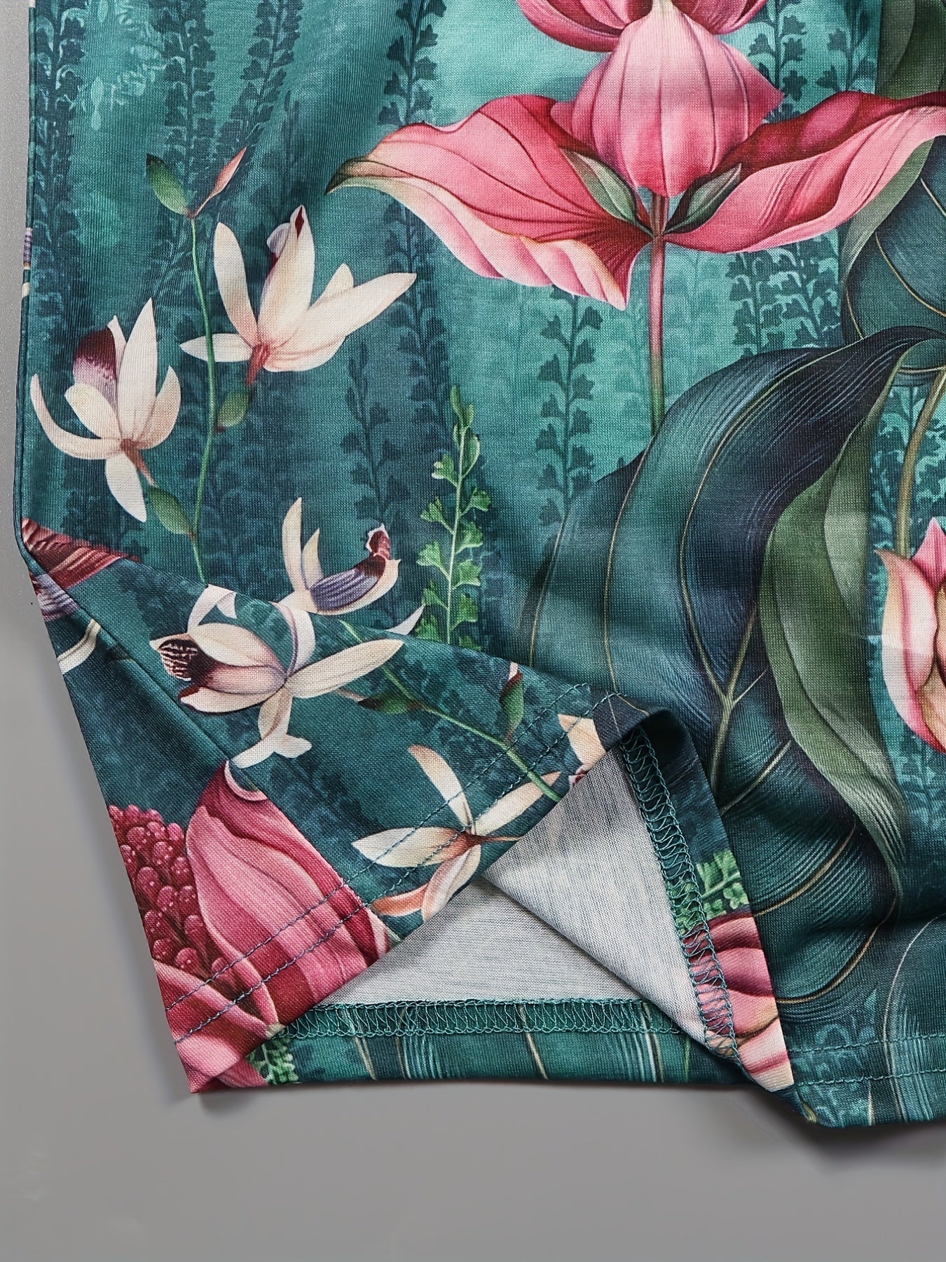 Ayollar uchun kattaroq o'lchamdagi gullar bilan bosilgan qisqa ko'ylakli, dumaloq bo'yinli, qisqa qo'lqopli T-shirt