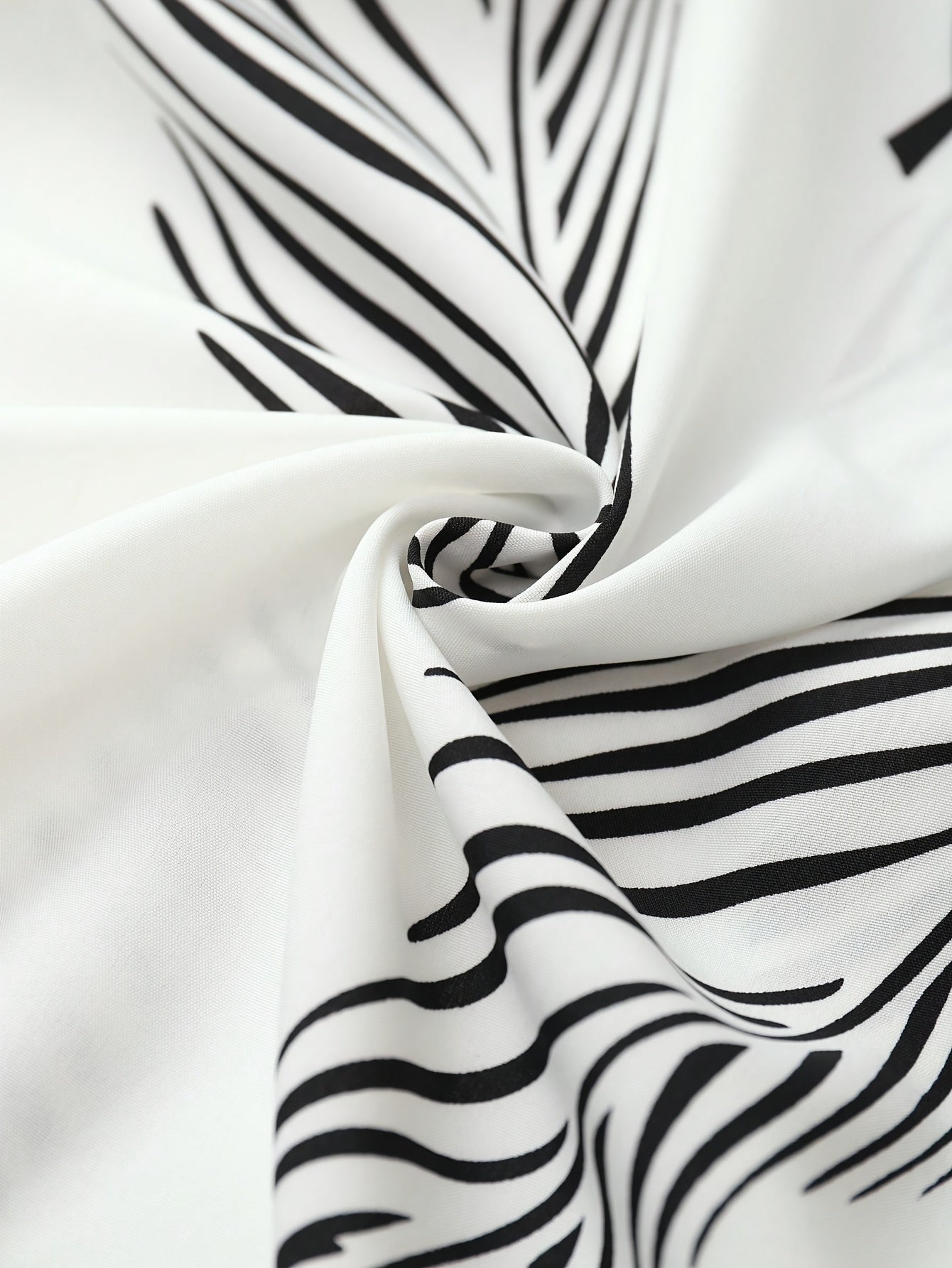 Tanaffusli polyester aralashmasidan tayyorlangan tugmachali uzun ko'ylak, mashinada yuvish mumkin - plyajga chiqish uchun ideal.