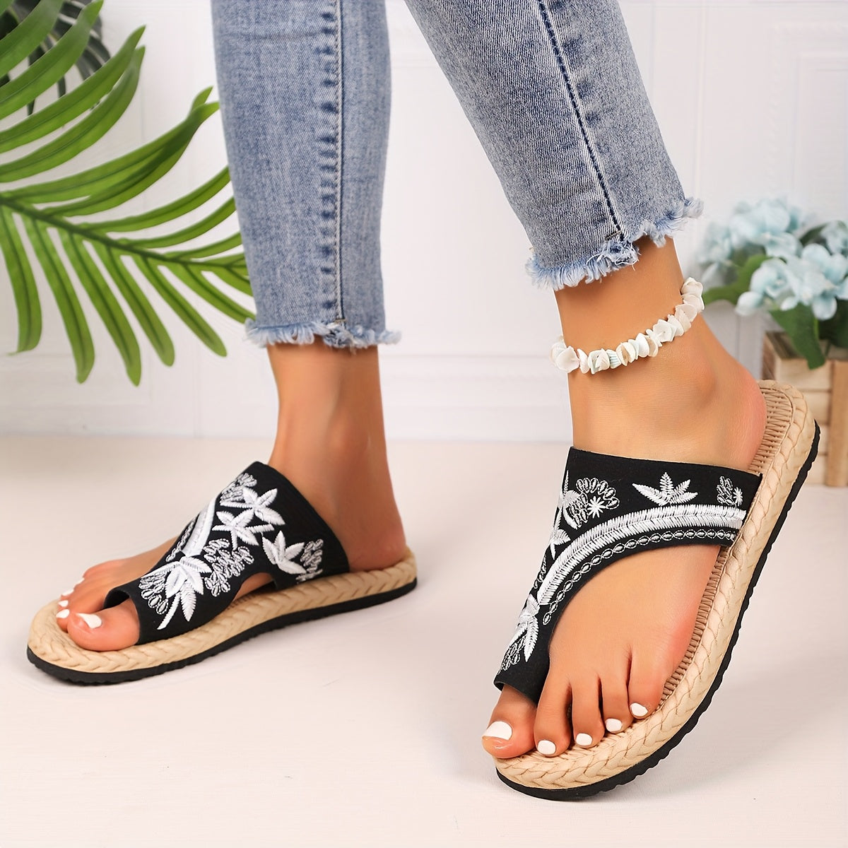 Женские повседневные сандалии черный ткань с цветочной вышивкой, легкие на slip-on, плоская подошва