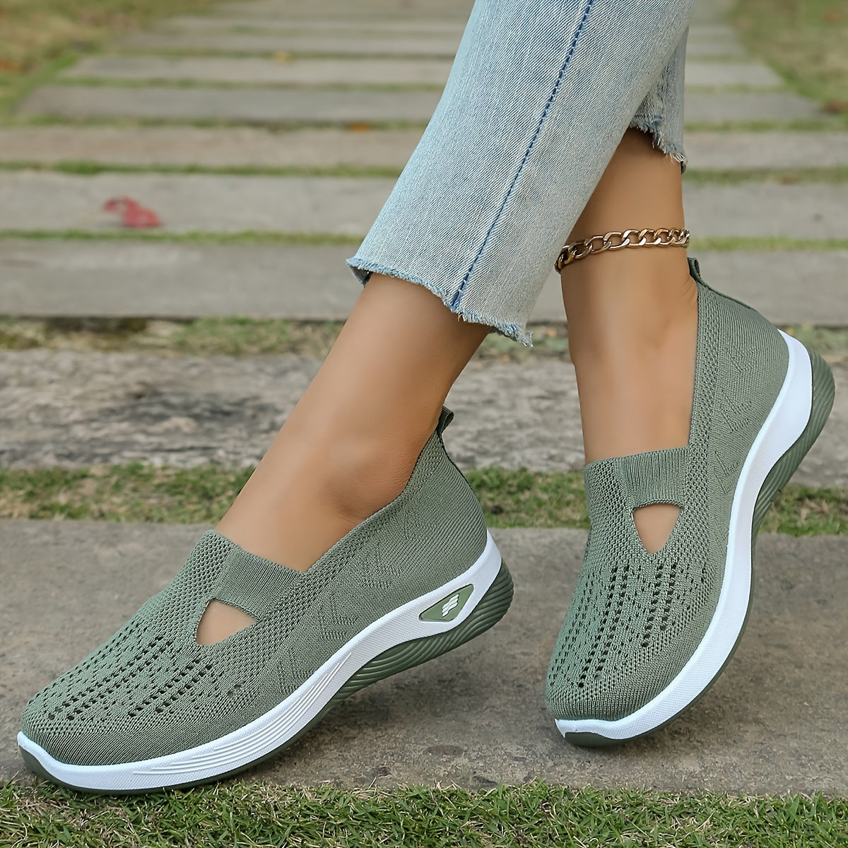 Ayollar uchun oq slip-on kundalik sport poyabzali nafas oladigan qulay