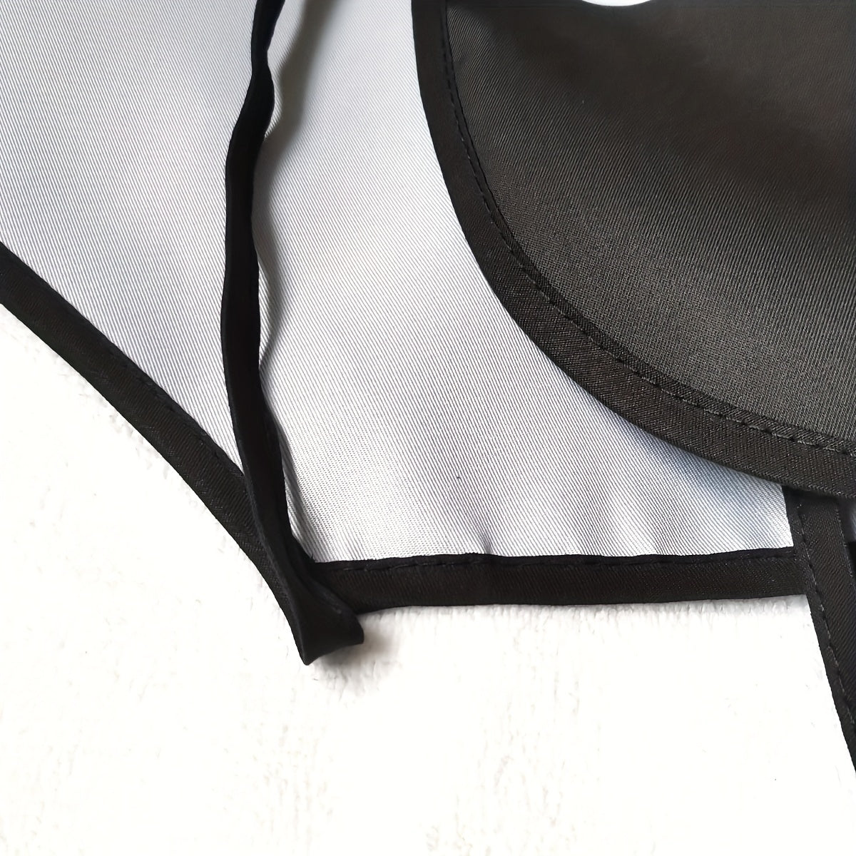 Polyester Apron with Adjustable Suspenders and Letter Flower Pattern for Restaurant Waiters and Chefs