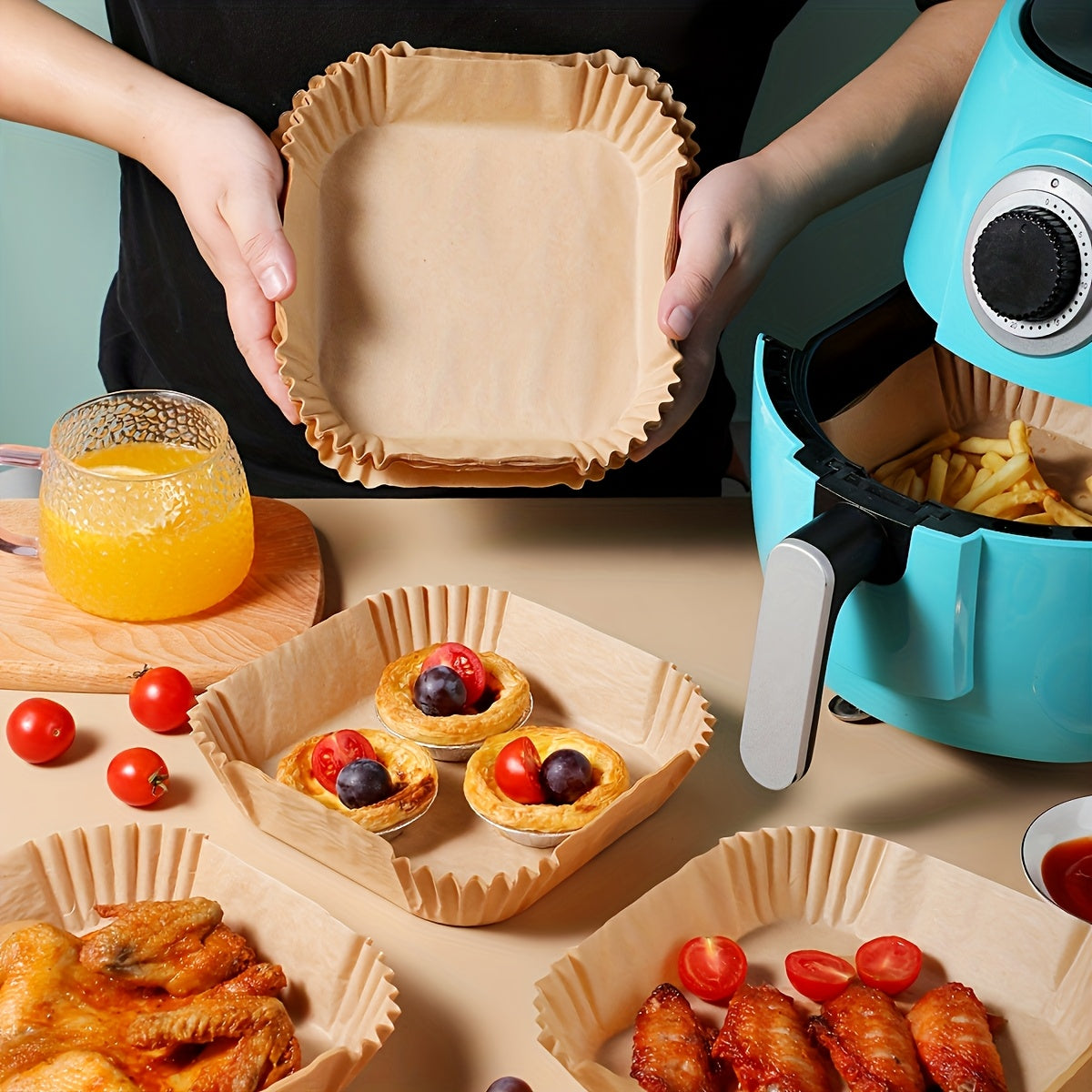 Havo fritözlari uchun bir martalik parcha qog'oz qoplamalari, kvadrat shaklida, yog' va suvga chidamli, yopishmaydigan savatlar uchun mo'ljallangan.