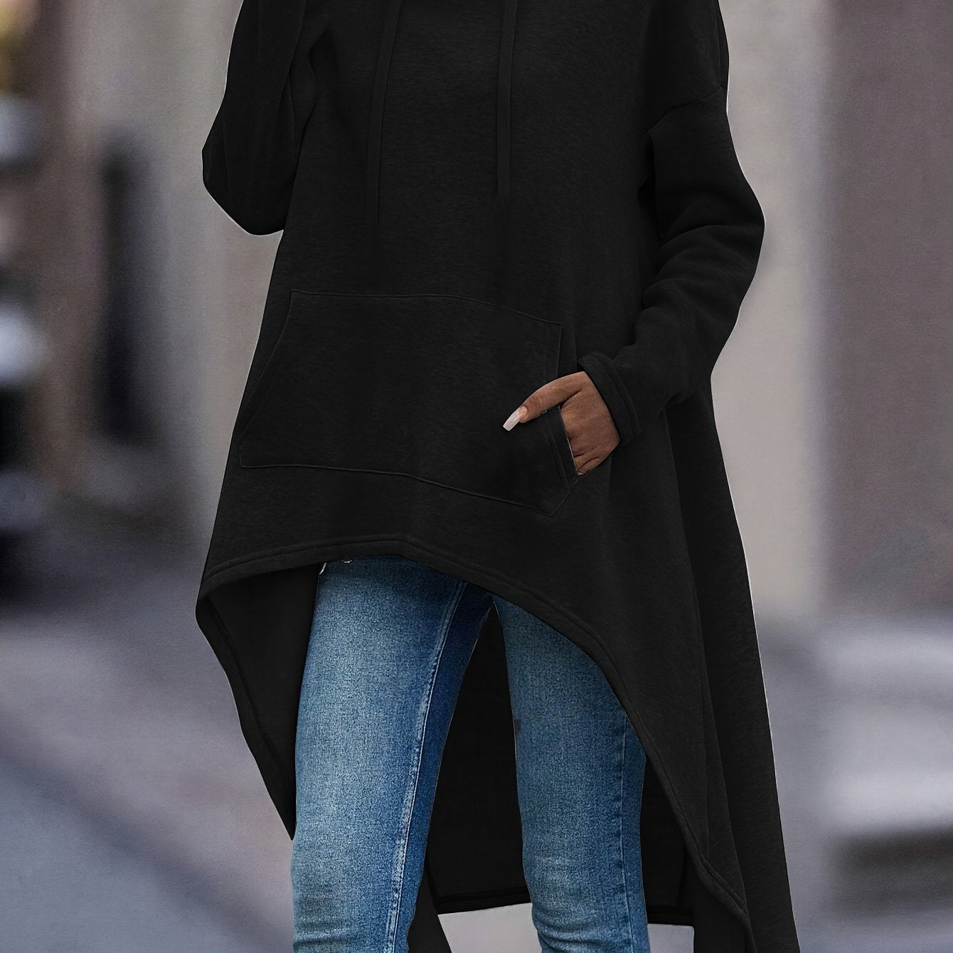 Plus o'lchamli uzun ko'ylakli yuqori pastki bo'yinli hoodie kanguru cho'ntagi bilan