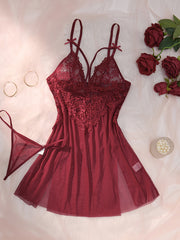 Jozibali ichki kiyim to'plami: Chuqur V-shaklidagi dantel tunika va thong.