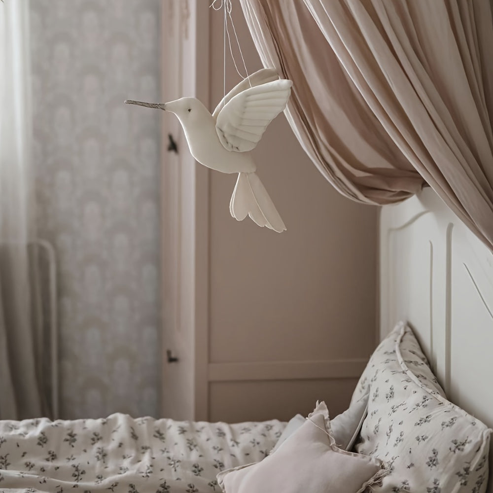 Nordik uslubidagi pendant, chiroyli lenin san'atidagi kolibri shaklida, bolalar xonasini bezatish uchun mukammal. Fotografiya suratlari uchun ajoyib va bolalar xonasi dekoratsiyasi uchun prop sifatida.