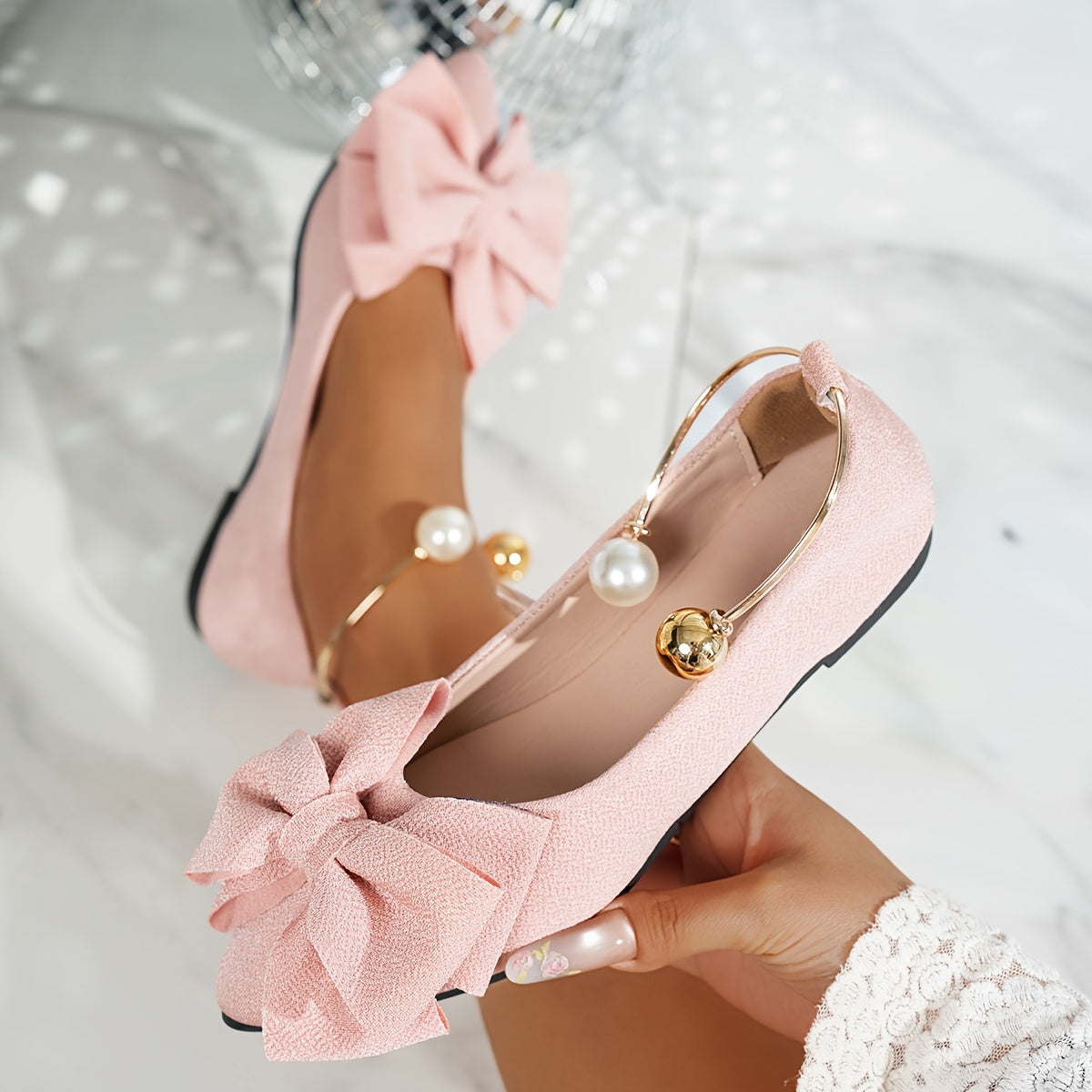 Bailarinas negras de punta con lazo y correa ajustable para mujer