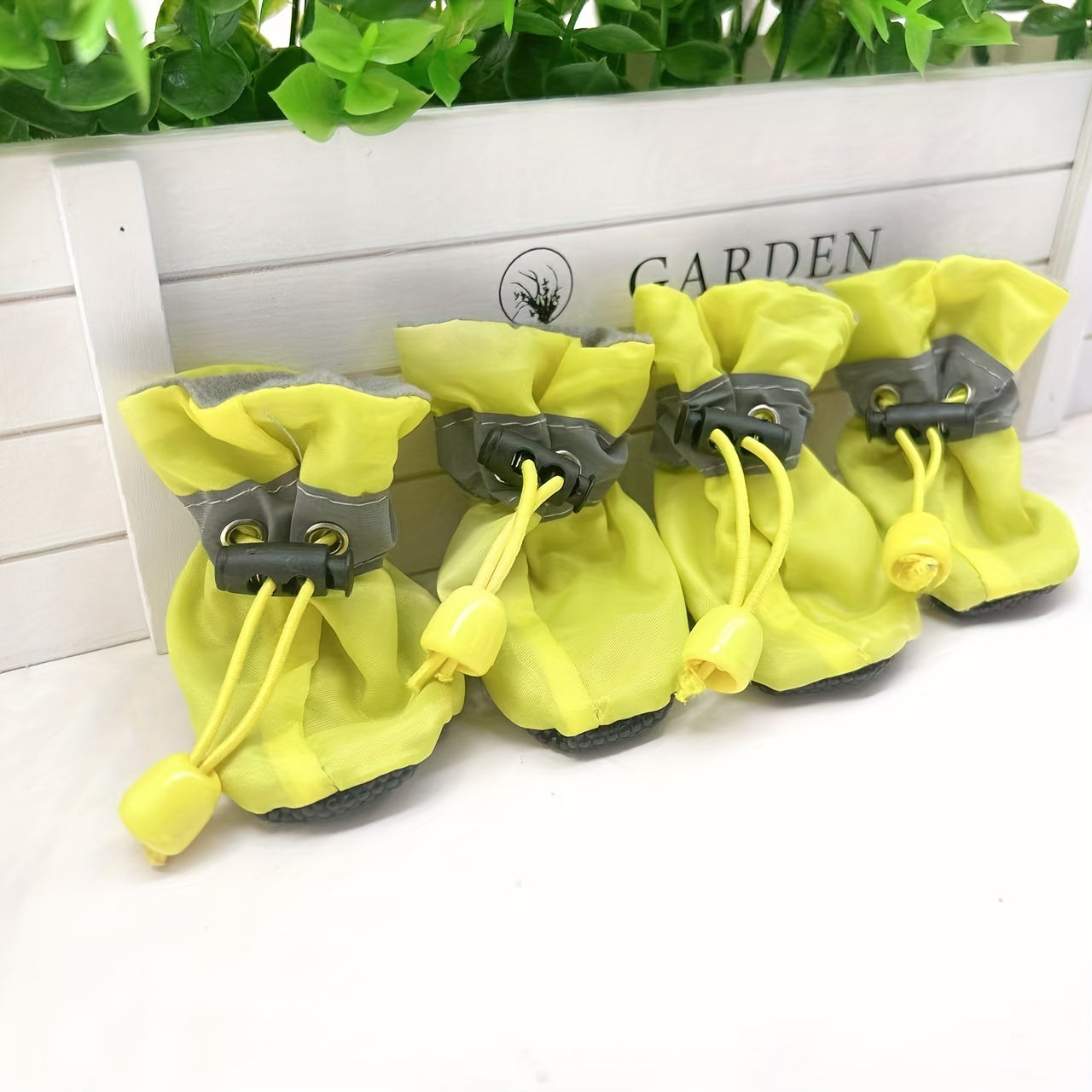 4 ta qalin, iliq va sirpanmaydigan it oyoq himoyachilari to'plami, elastik tugma bilan.