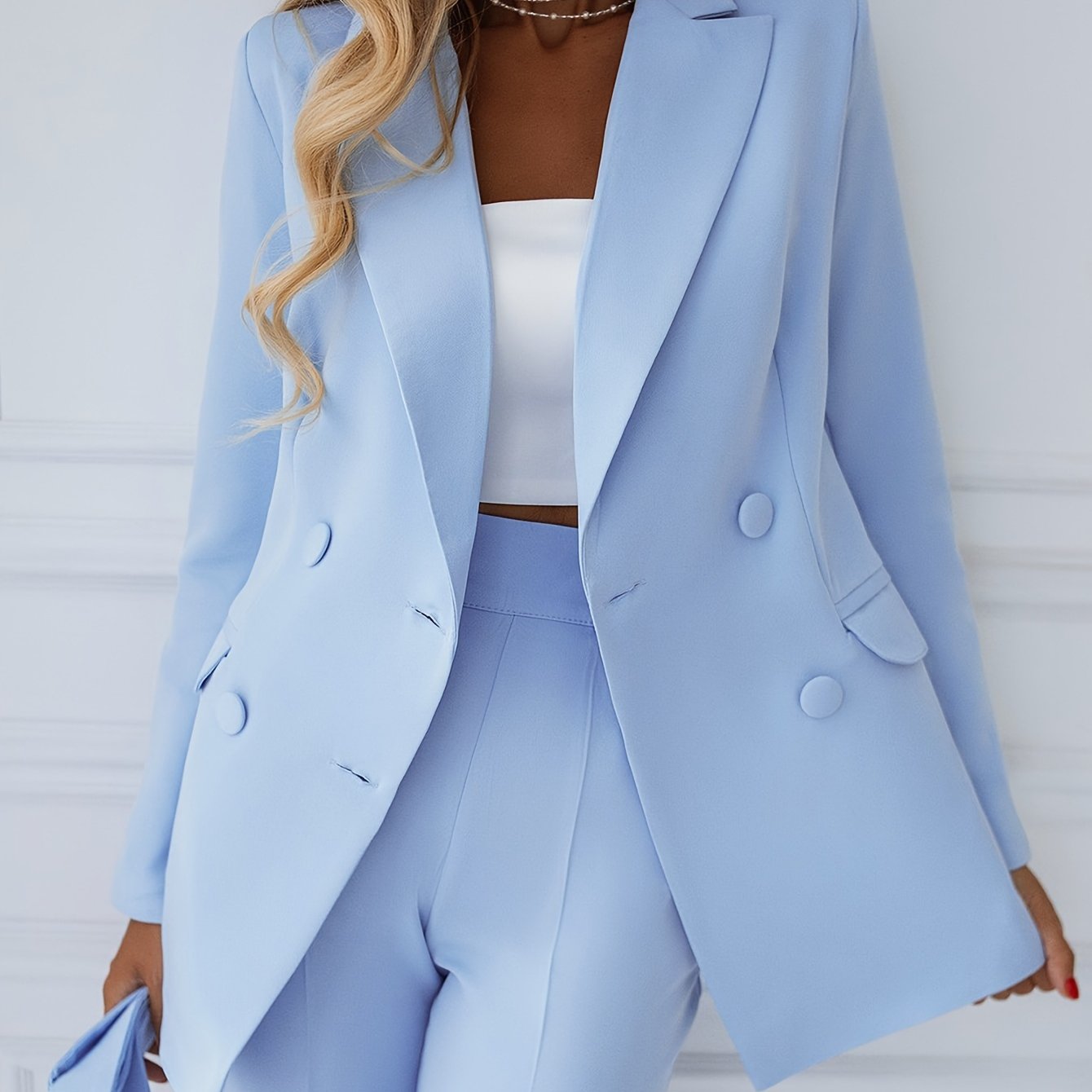 Ayollar uchun tasodifiy shik blazer. Bir rangda, uzun yengli, ikki qatorli. Polyesterdan tayyorlangan, mashinada yuvish mumkin. Kuz/Qish uchun ajoyib.