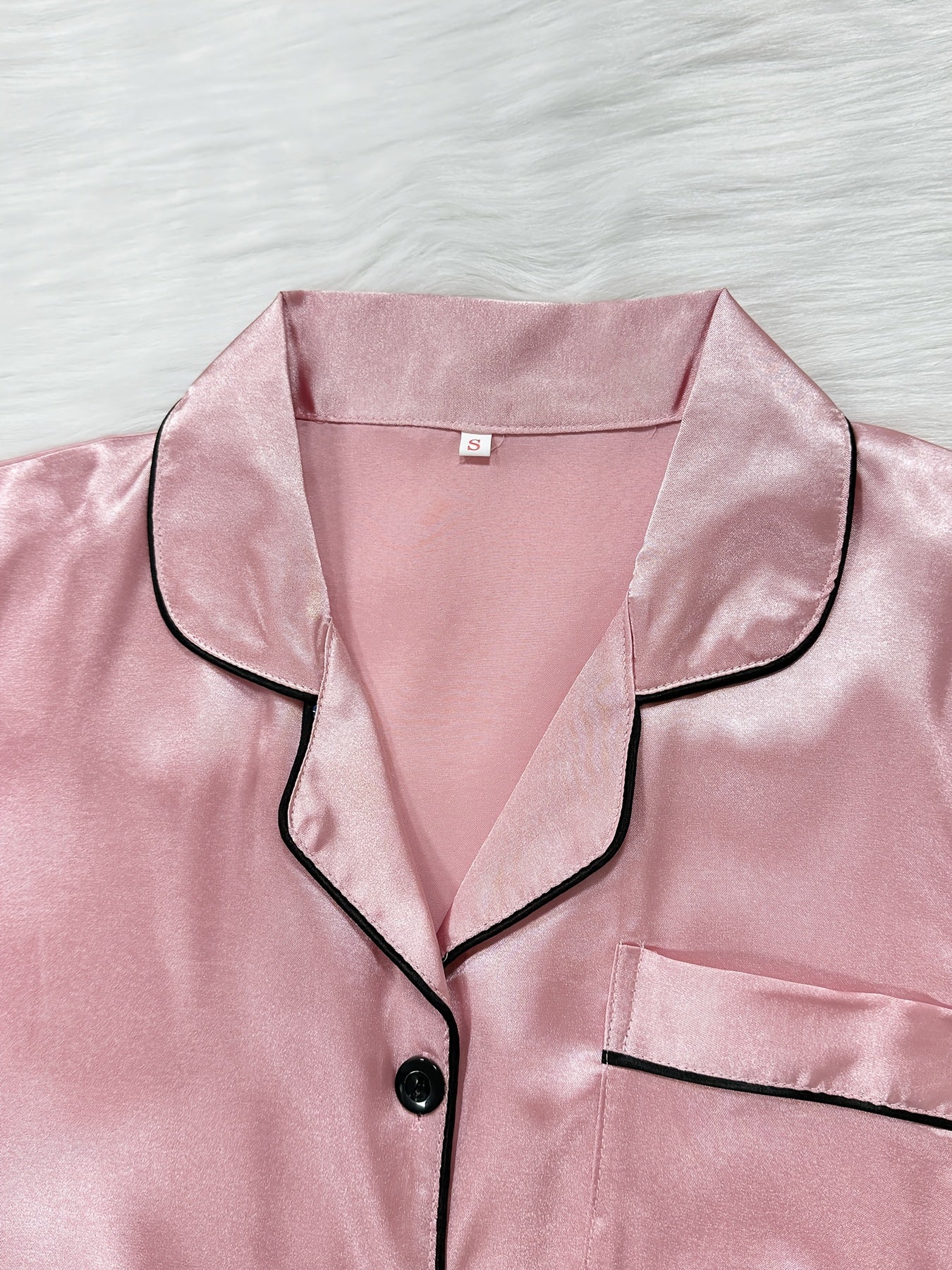 Ayollar uchun tasodifiy saten pijama to'plami, qisqa yengli yuqori qismi, yengil tugmalar va qulay moslik uchun shortlar.