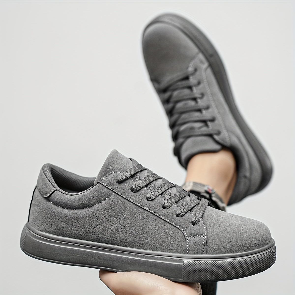 Erkaklar uchun qora aksentli kulrang skeyt poyabzallari, bog'ichli dizayn, mustahkam EVA taglik va qulay mato astar, tasodifiy kiyim uchun mos. PU yuqori qismi bilan zamonaviy ko'p maqsadli krossovkalar.