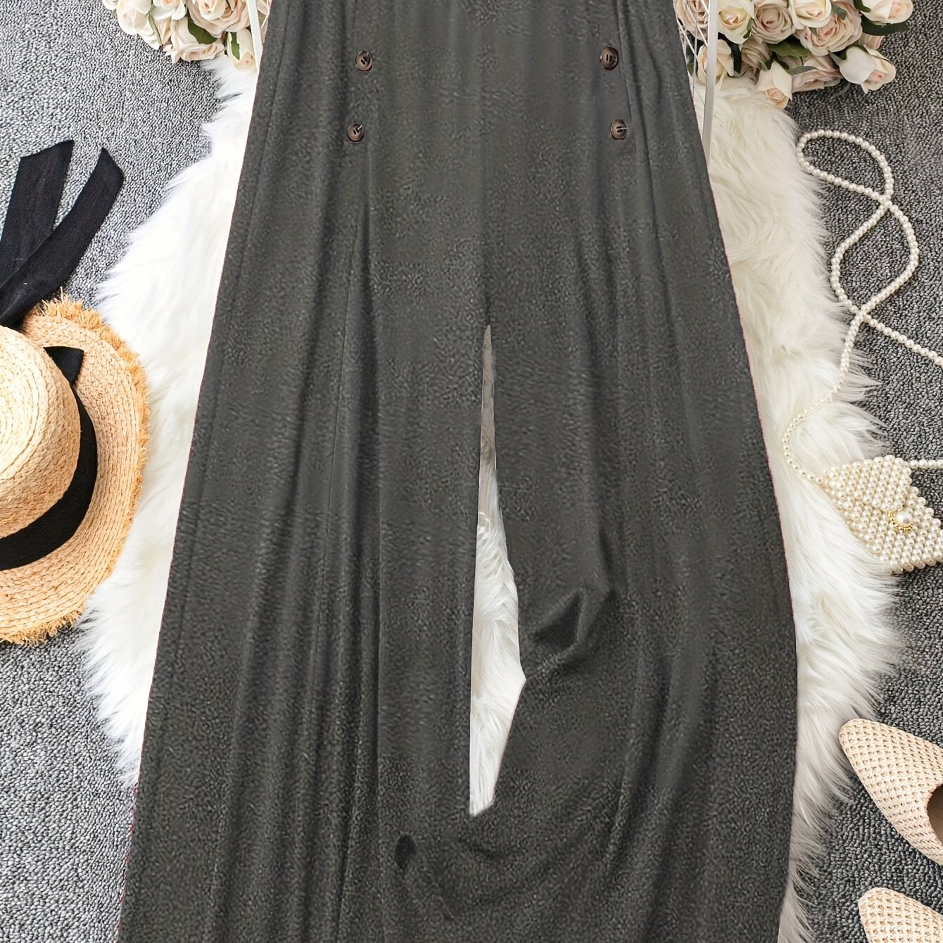 Plus-size ayollar uchun tugma tafsilotlari bilan bir xil rangli keng oyoq shimlar