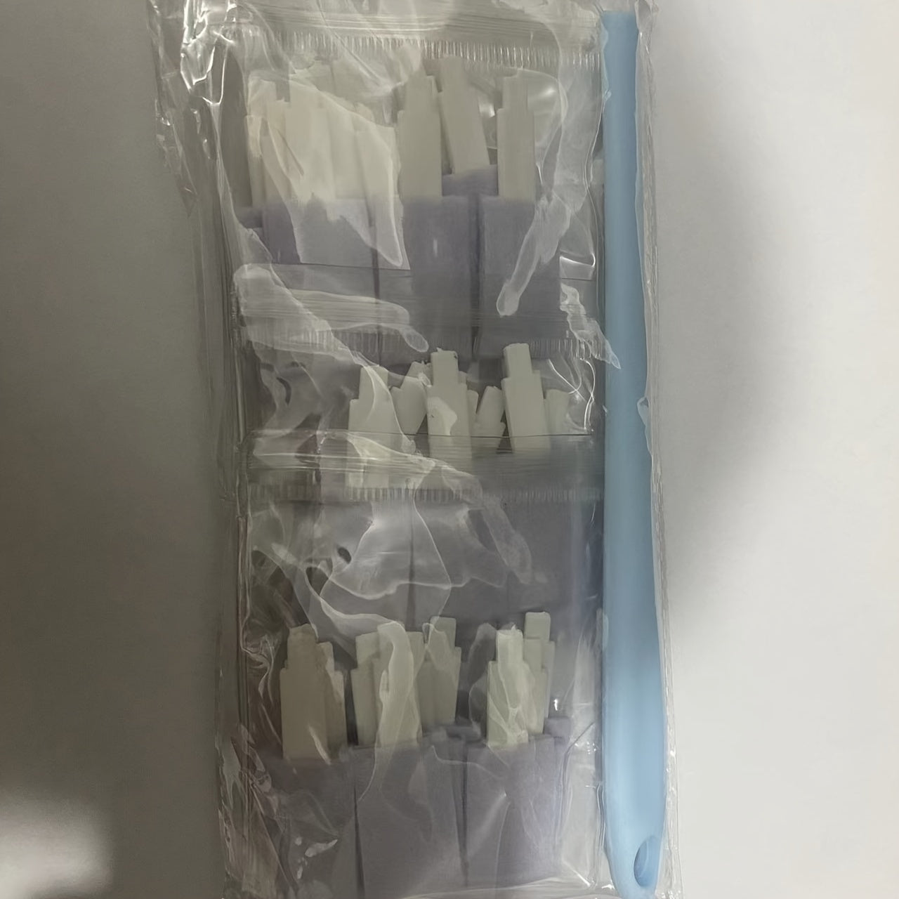 30 ta bir martalik yoriq tozalash cho'tkalari va 1 ta tutqichdan iborat ko'p maqsadli tozalash to'plami. Elektr energiyasiga ehtiyoj sezmasdan, hammom, oshxona, avtomobillar va mebellardagi yoriqlarni tozalash uchun ideal.