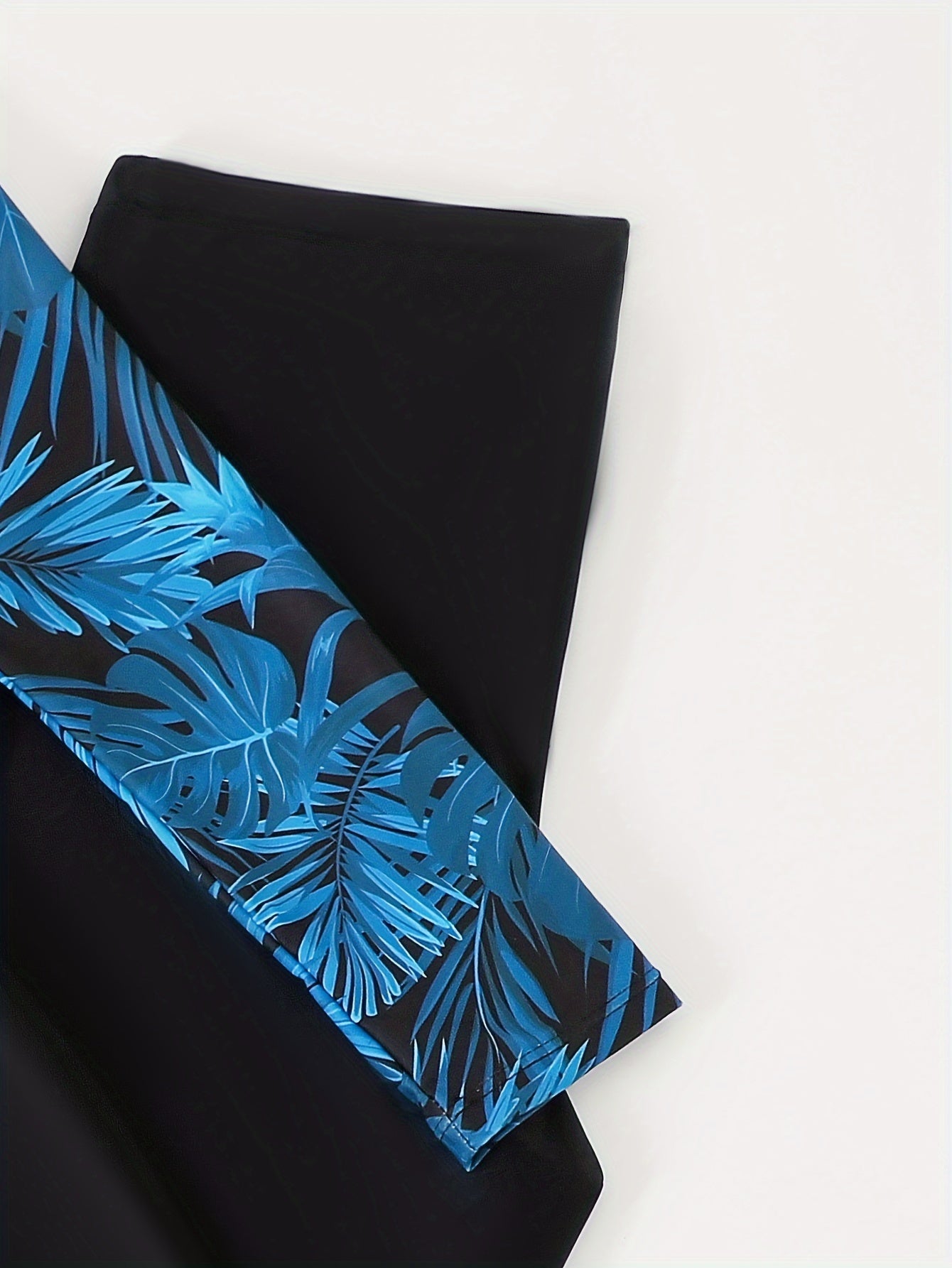 Ayollar uchun yuqori bo'yinli, uzun yengli, gullar bilan bezatilgan suzish kiyimi, fermuar tafsiloti bilan, 82% polyester va 18% elastan to'qimachilik matosidan tayyorlangan. Konservativ to'liq uzunlikdagi yubka ustki qismi va yuqori belga ega.