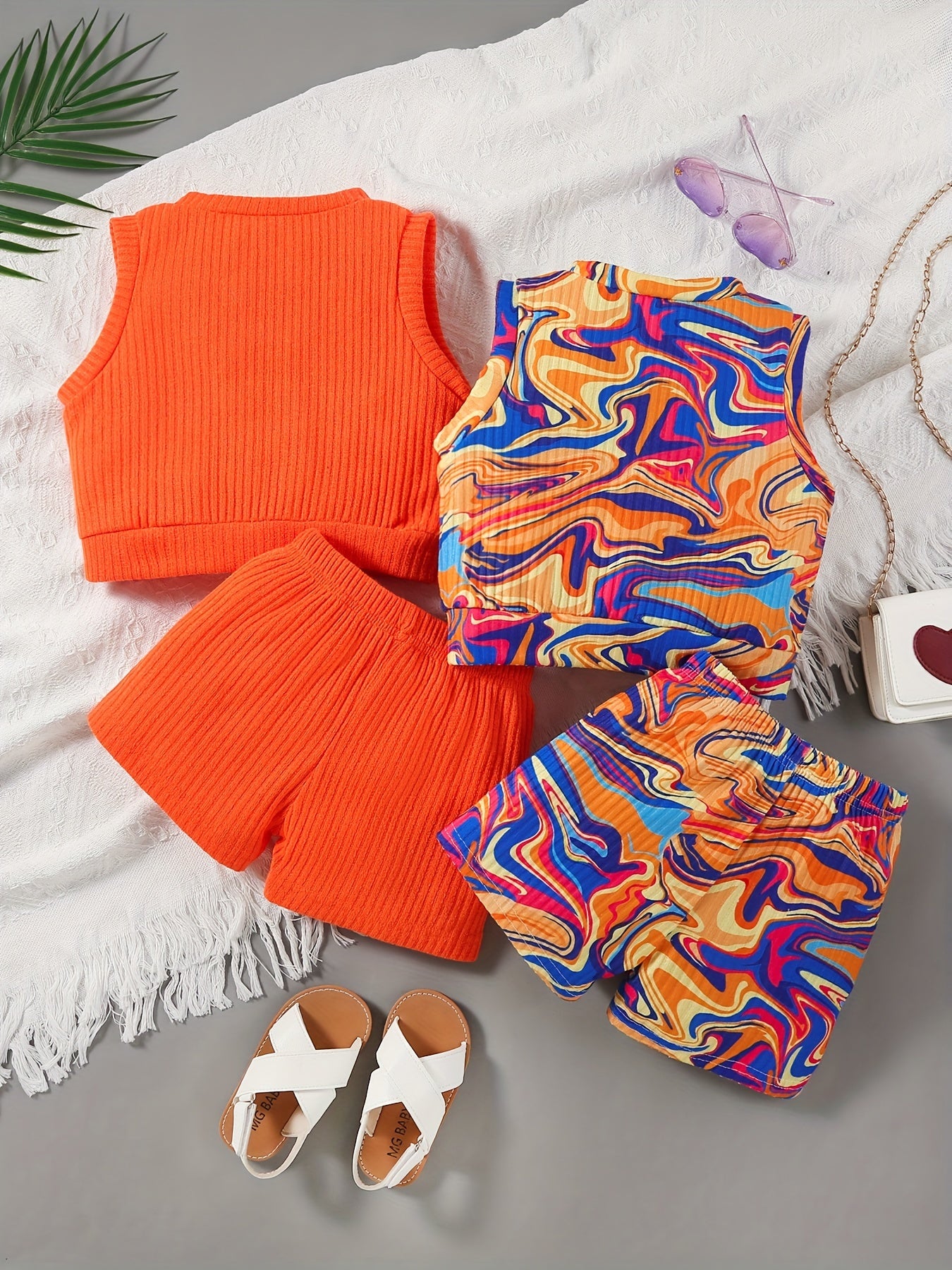 4-qismli qizlar yozgi kiyim to'plami, ko'krakdan tushgan yurak naqshli tank top va shortlardan iborat. O'rta cho'zilish bilan tasodifiy polyester to'qima materialidan tayyorlangan, keng fit uchun. Tashqi faoliyat uchun ideal.