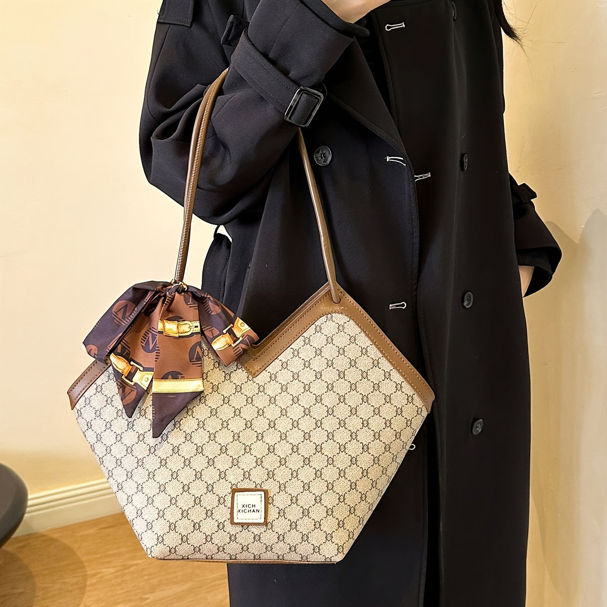 Ayollar uchun sharf bezakli va nafis dizaynga ega bo'lgan klassik nişli naqshli sumka.