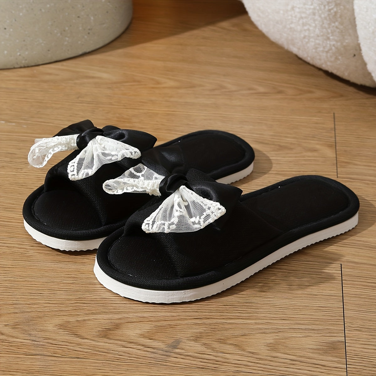 Ayollar uchun nafas oladigan ichki choyshabli yopiladigan flip-floplar, qora rangda, lentalı taqinchoq bilan