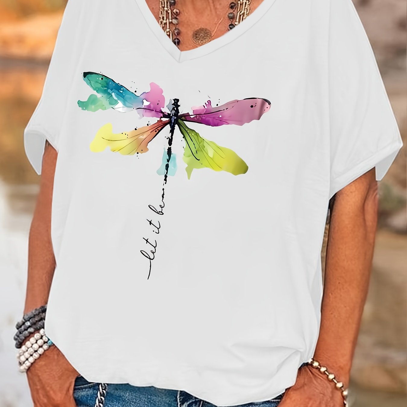 Ayollar uchun katta o'lcham V-yengli T-shirt, akvarel uslubidagi sharsimon chayon bosma, qisqa yengli