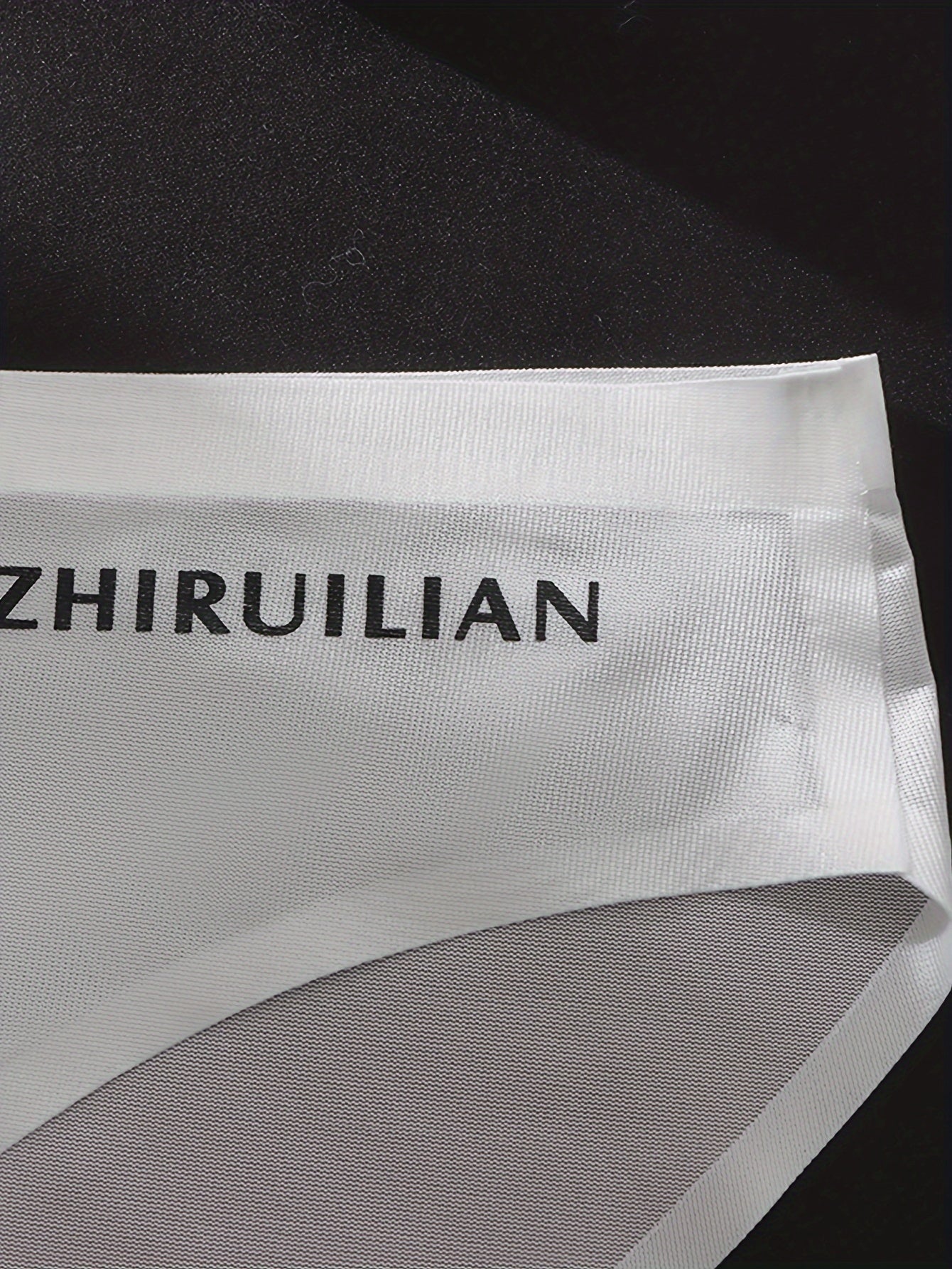 68% naylon va 32% spandeks to'qilgan matodan tayyorlangan erkaklar uchun 5 ta to'plam seamless boxer briefs. Yengil, cho'ziluvchan va qulay, bir rangli va harf bosma dizayni bilan. 150gsm.