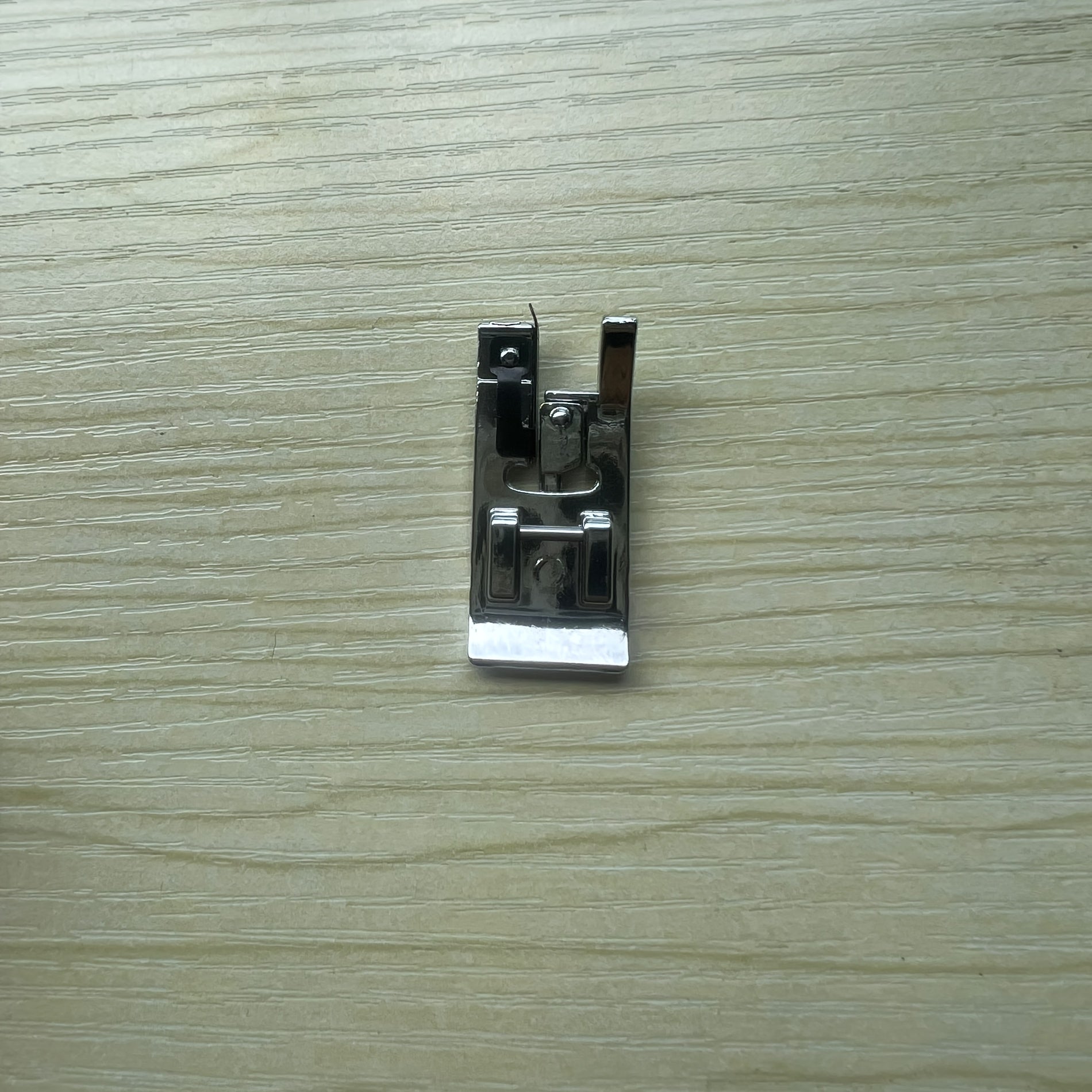 Многофункциональная ножка для бытовой электросшивальной машины для закрепления краев и обжима, серый