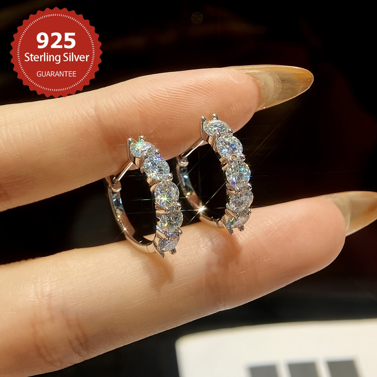 Bu 925 Sterling Silver dan yasalgan 0.3CT Moissanite Hoop Earrings bilan bayonot bering. Taxminan 4.1 gramm og'irlikka ega bo'lgan bu ziraklar har qanday e'tiborni tortadi. 14-fevral, tug'ilgan kunlar yoki uchun mukammal.