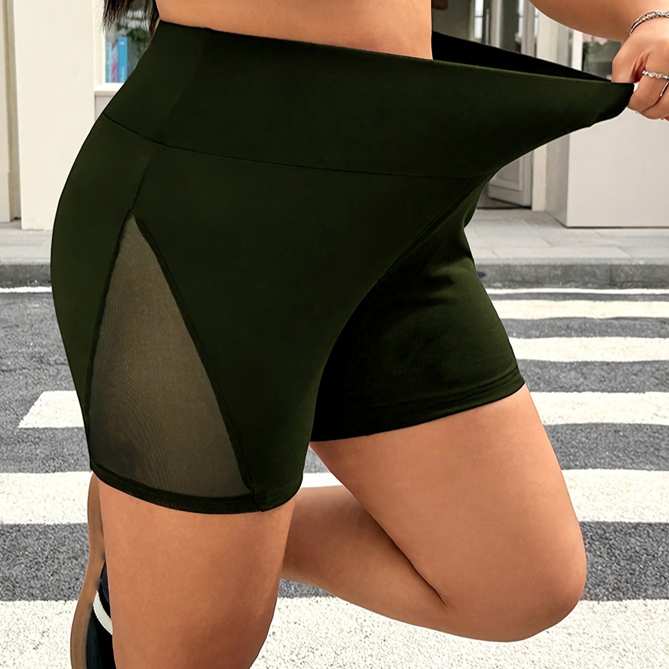 Ayollar uchun kattaroq o'lchamli yuqori belli tarmoq panelli shorlar, elastik sport kiyimlari, yozgi