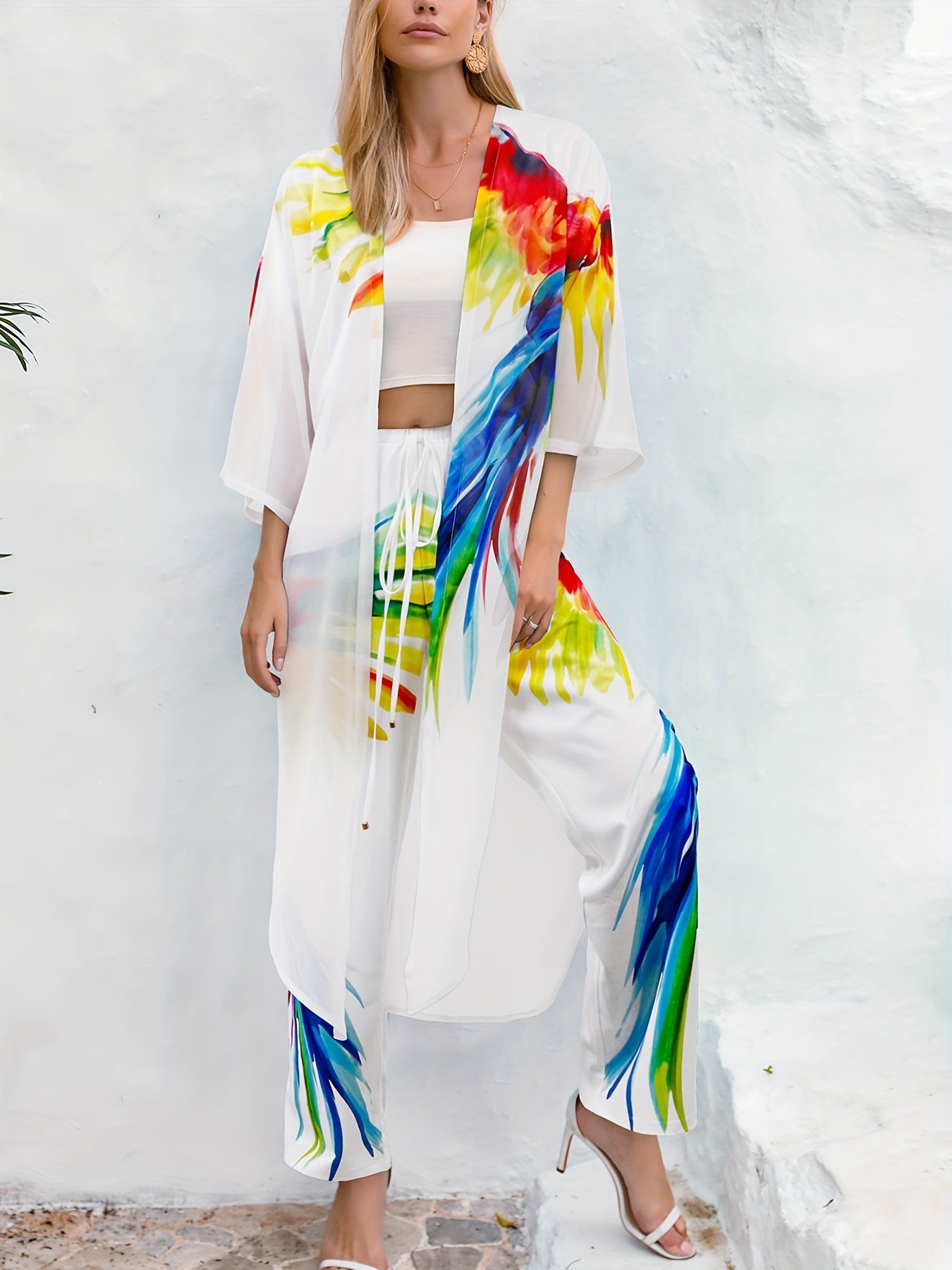 "Parrot Print Vacay 2 qismli ayollar uchun suzish kiyimlari, uzun yengli kimono va keng kesimli qoplama shimni o'z ichiga oladi."