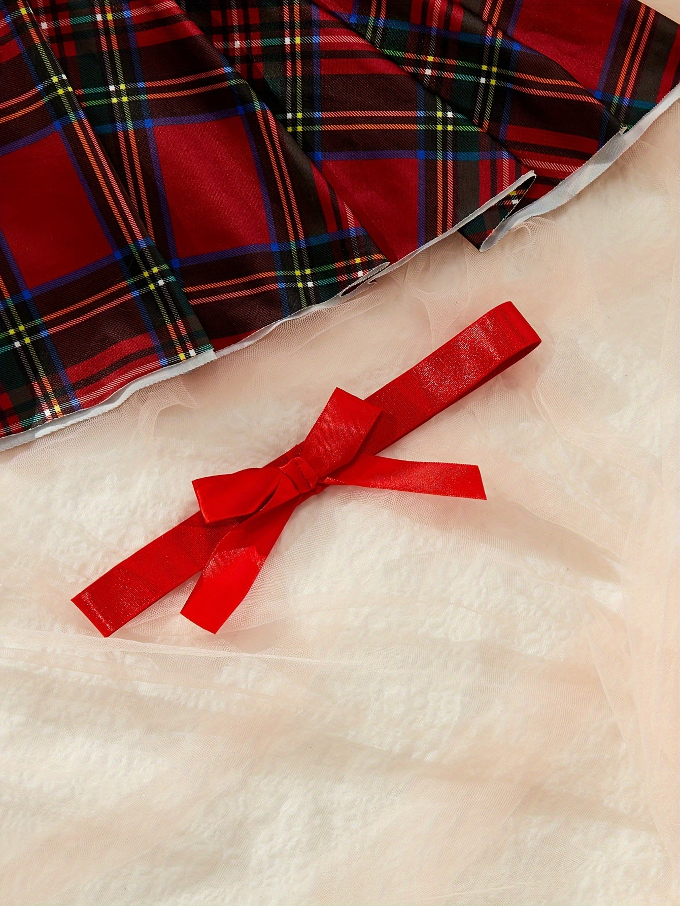 Ayollarning jozibali kollej rol o'ynash kostyum to'plami qisqa yubka, thong, yuqori, kamon bog'ich va oyoq halqasini o'z ichiga oladi.