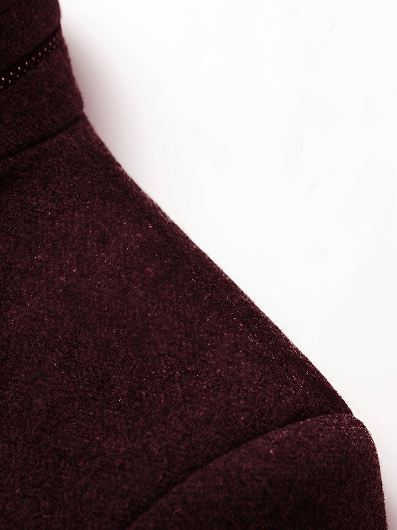 Erkaklar uchun qora rangdagi tasodifiy tweed jakketi, turli xil ko'ylaklar, tugmachali yopiq, yon cho'ntaklar va uzun yenglar bilan, kuz/qish uchun ideal. Polyester aralashmasidan tayyorlangan.