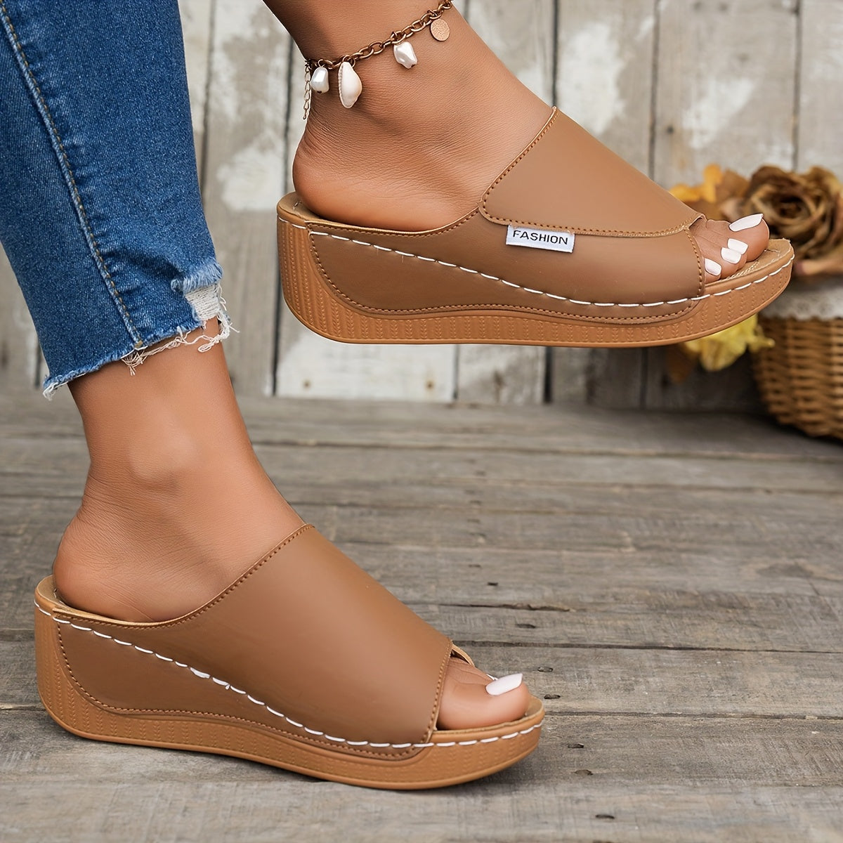 Ayollar uchun ochiq barmoqli, past heelsli, sintetik qoplamali, qulay va kundalik foydalanish uchun slip-on sandallari