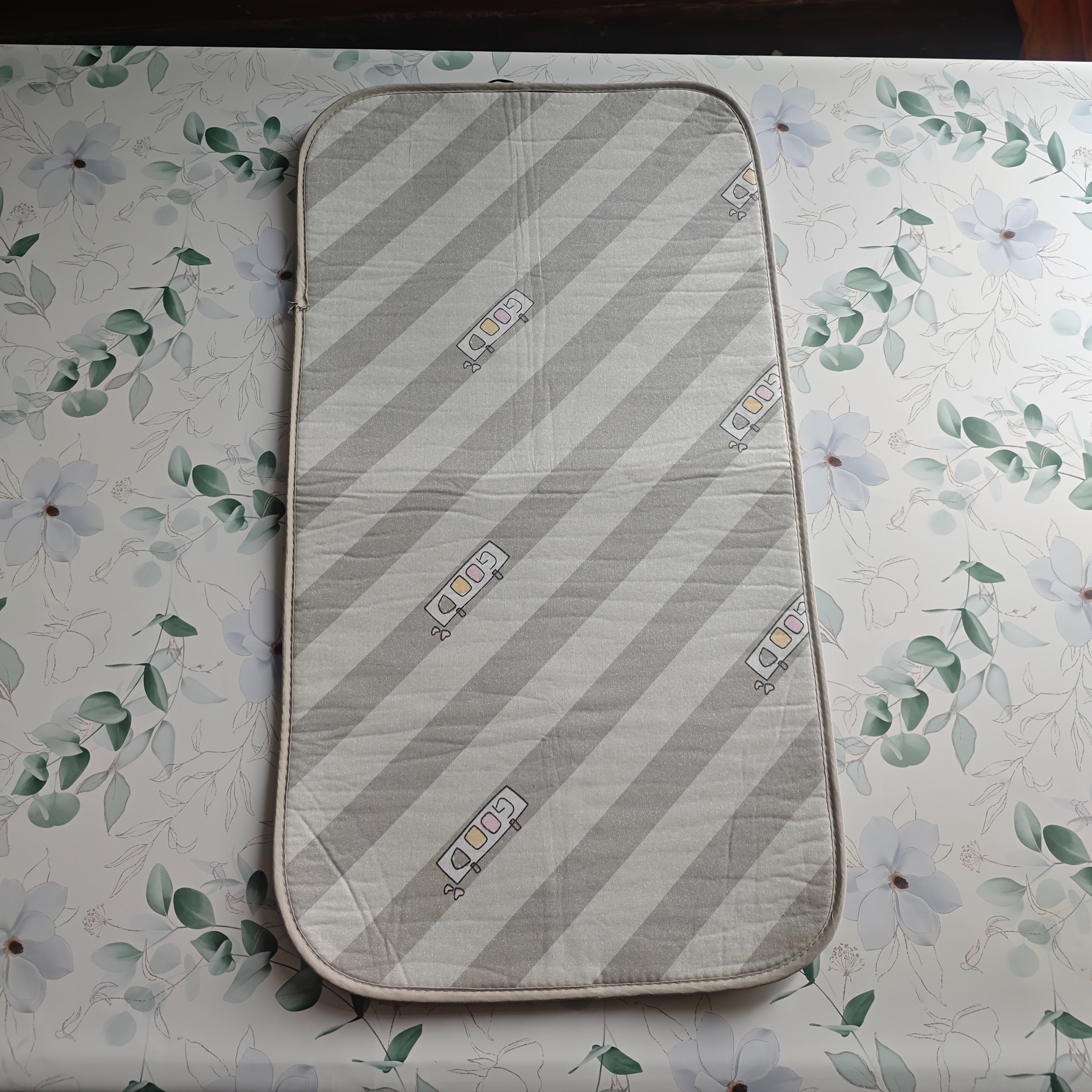 Alfombrilla de planchar plegable y portátil con diseño de puerta colgante para ropa y lavandería