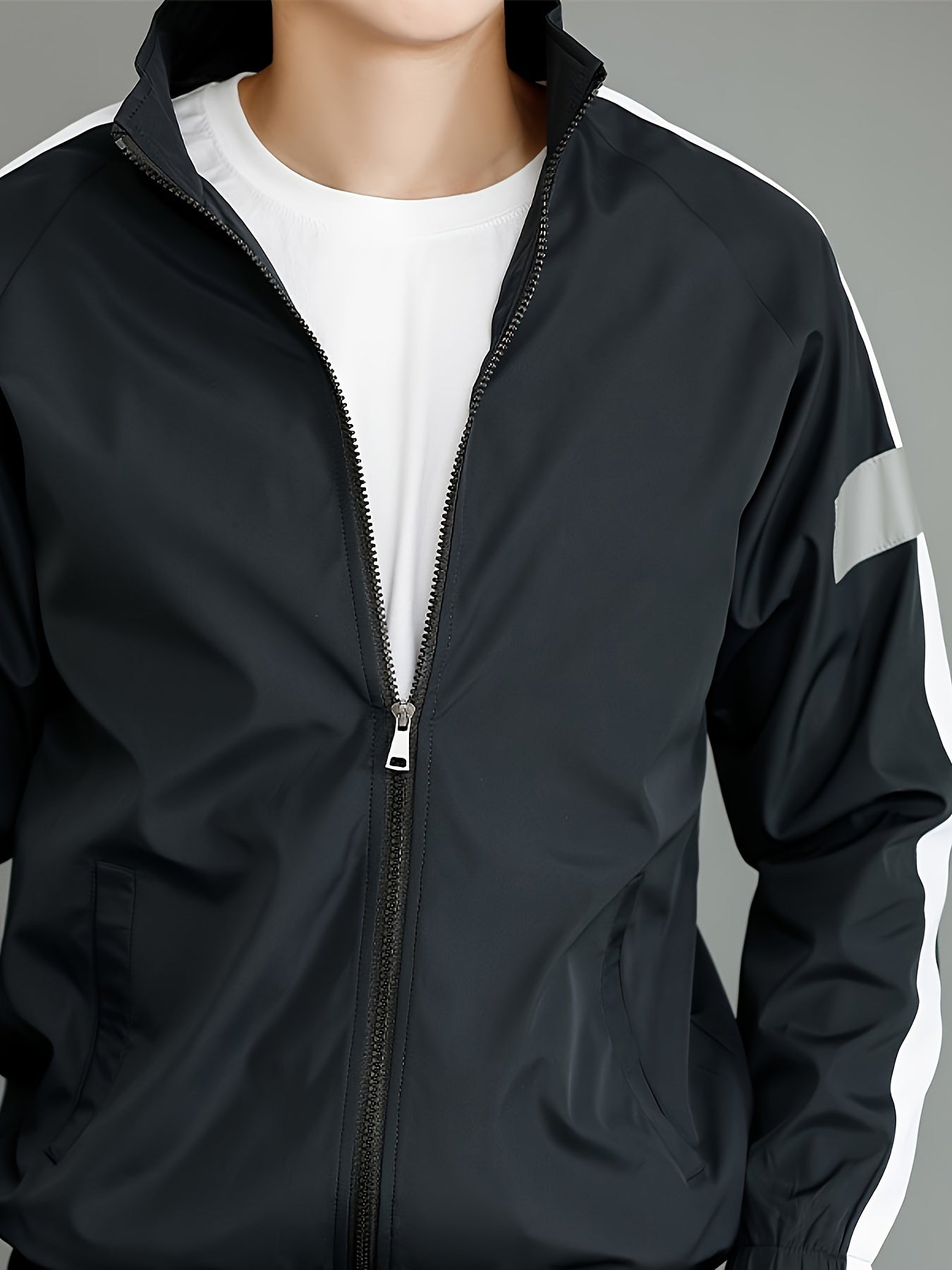 Erkaklar uchun bahor va kuz sport kostyumi, rangli yaka bilan, uzun qo'lqopli ko'ylak va shimlarni o'z ichiga oladi.