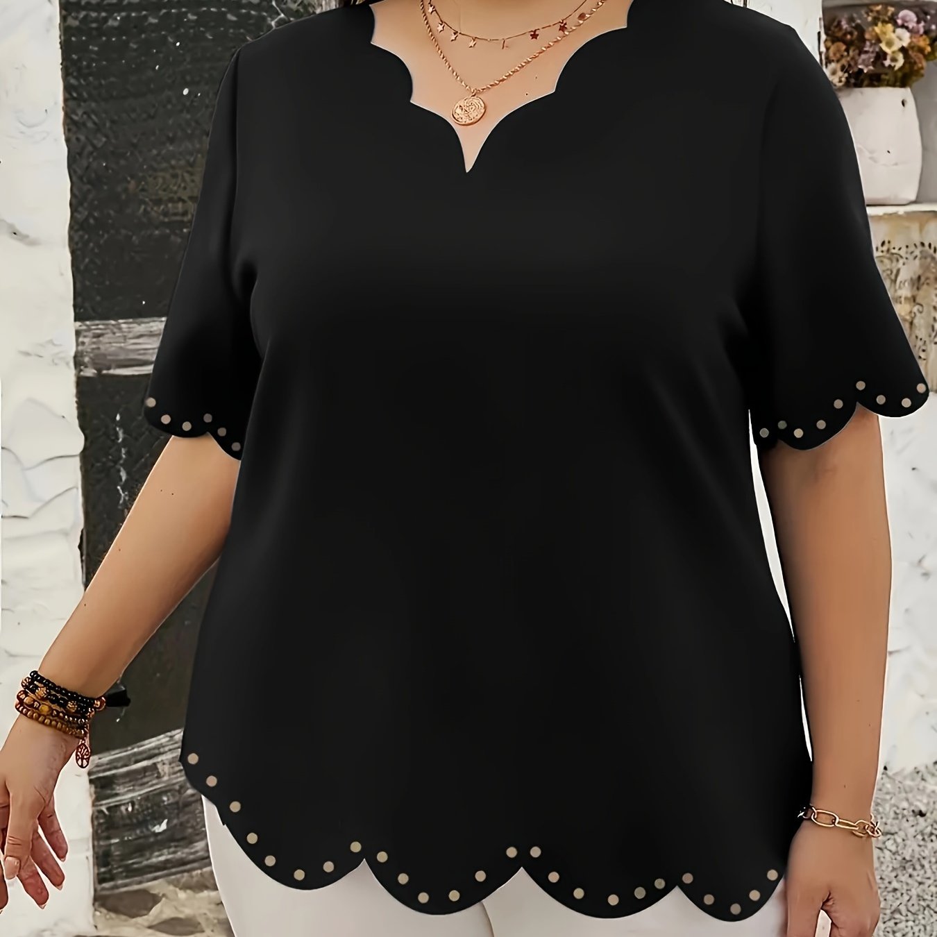 V-shaklidagi bluzka, qirralari qirrali - Havo o'tkazuvchi polyester va elastan, mashinada yuvish mumkin - Har mavsum uchun ideal