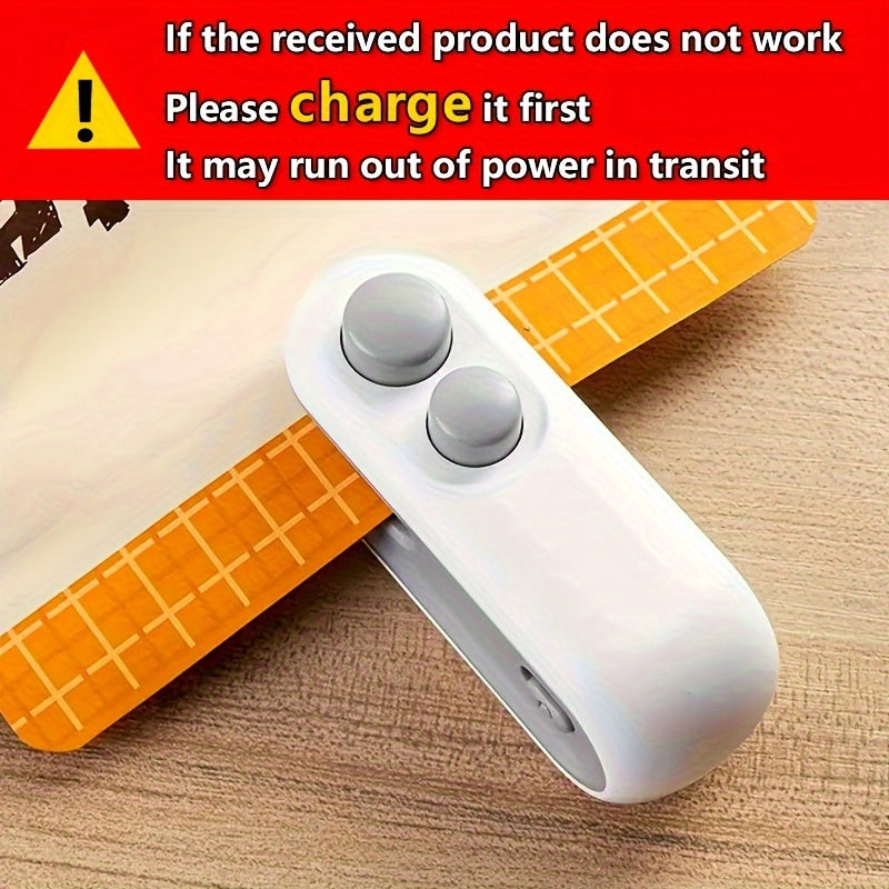 Портативный и удобный 2-в-1 мини-USB перезаряжаемый термоупаковщик и резак. Сохраняйте свои закуски и чипсы свежими с функцией вакуумной герметизации. Компактный дизайн со встроенным литиевым аккумулятором для удобства использования в дороге.