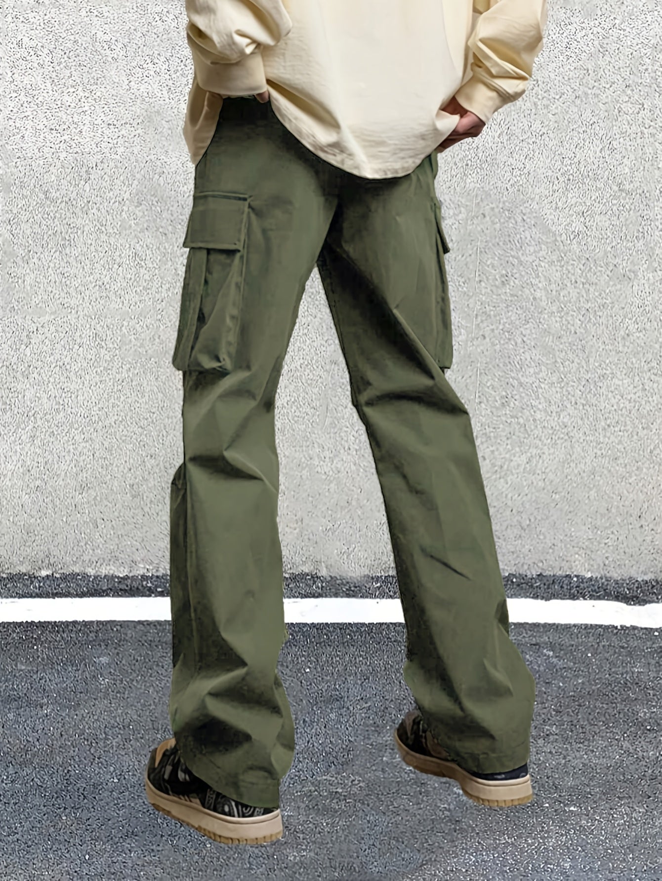 Katta o'lchamdagi erkaklar uchun bir rangli yuk shimlari, tortishqichli bel, bir nechta cho'ntaklar va barcha fasllar uchun mos to'qilgan material.