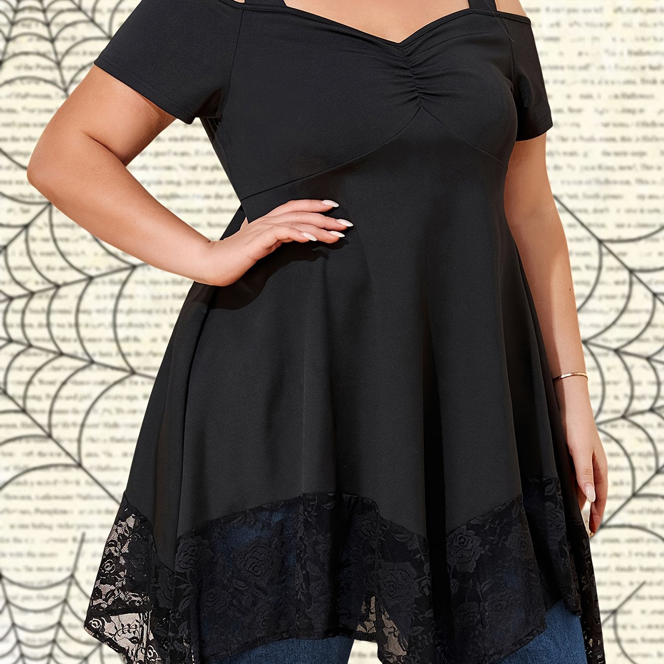 Plus o'lcham ayollar uchun qora rangli, qattiq rangli, V-shakllı, qisqa sleeve, trikotaj top