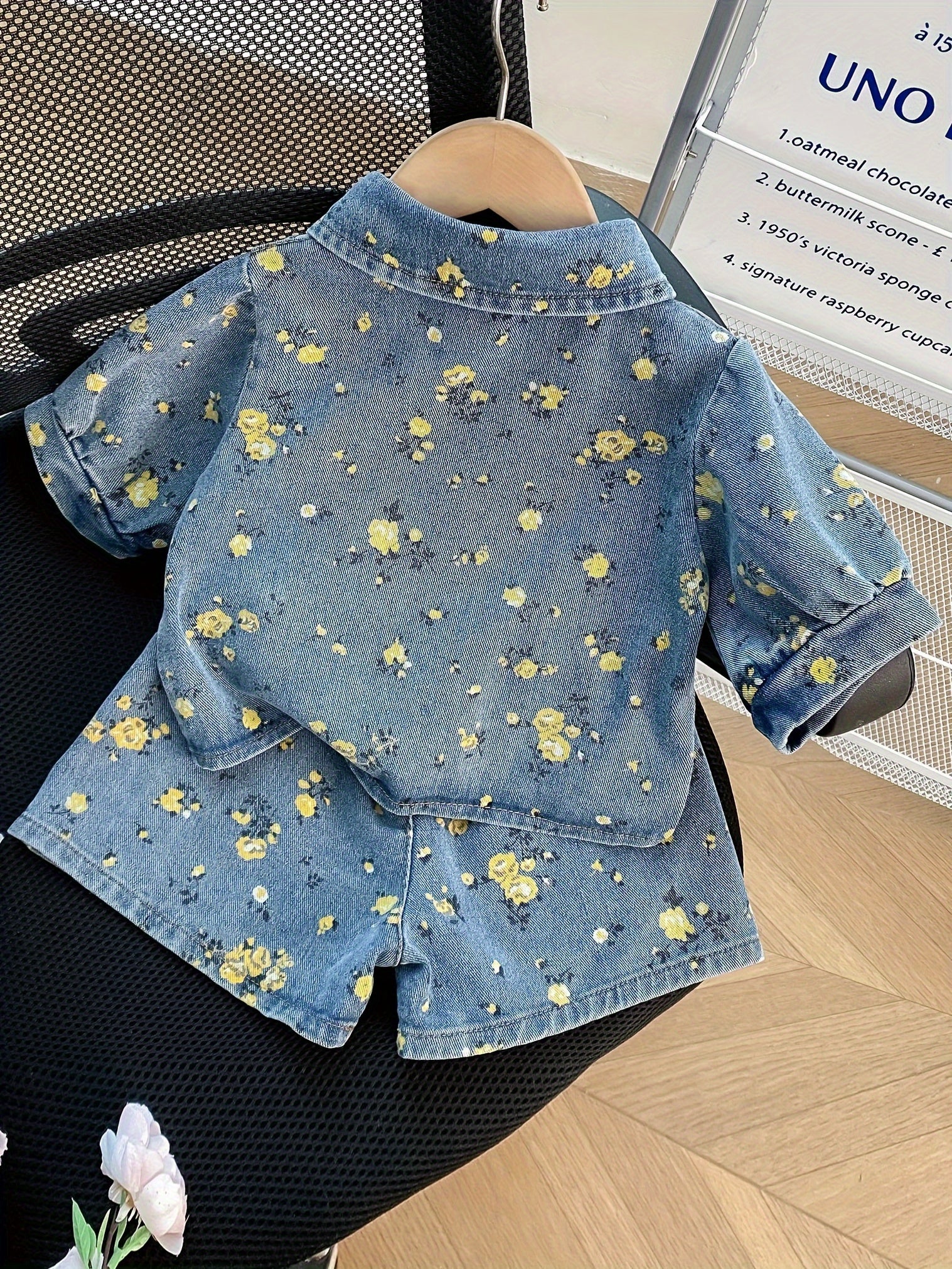 Летний джинсовый наряд для девочек с цветочными шортами и топом с коротким рукавом