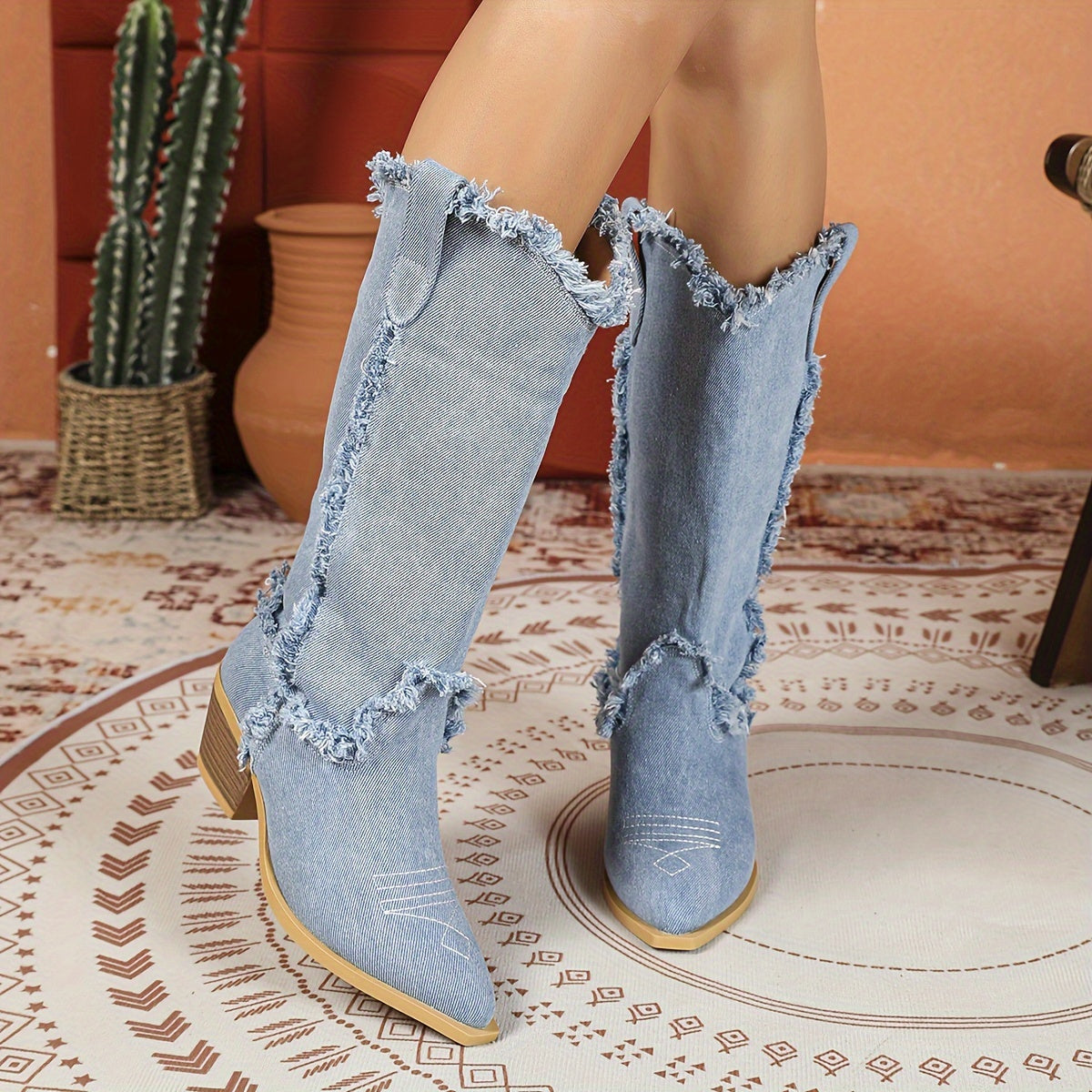 Ayollar uchun yengil ko'k o'rta uzunlikdagi g'arbiy botinkalar, oson kiyiladigan, nuqta barmoqli, qalin to'ntarli poyabzal