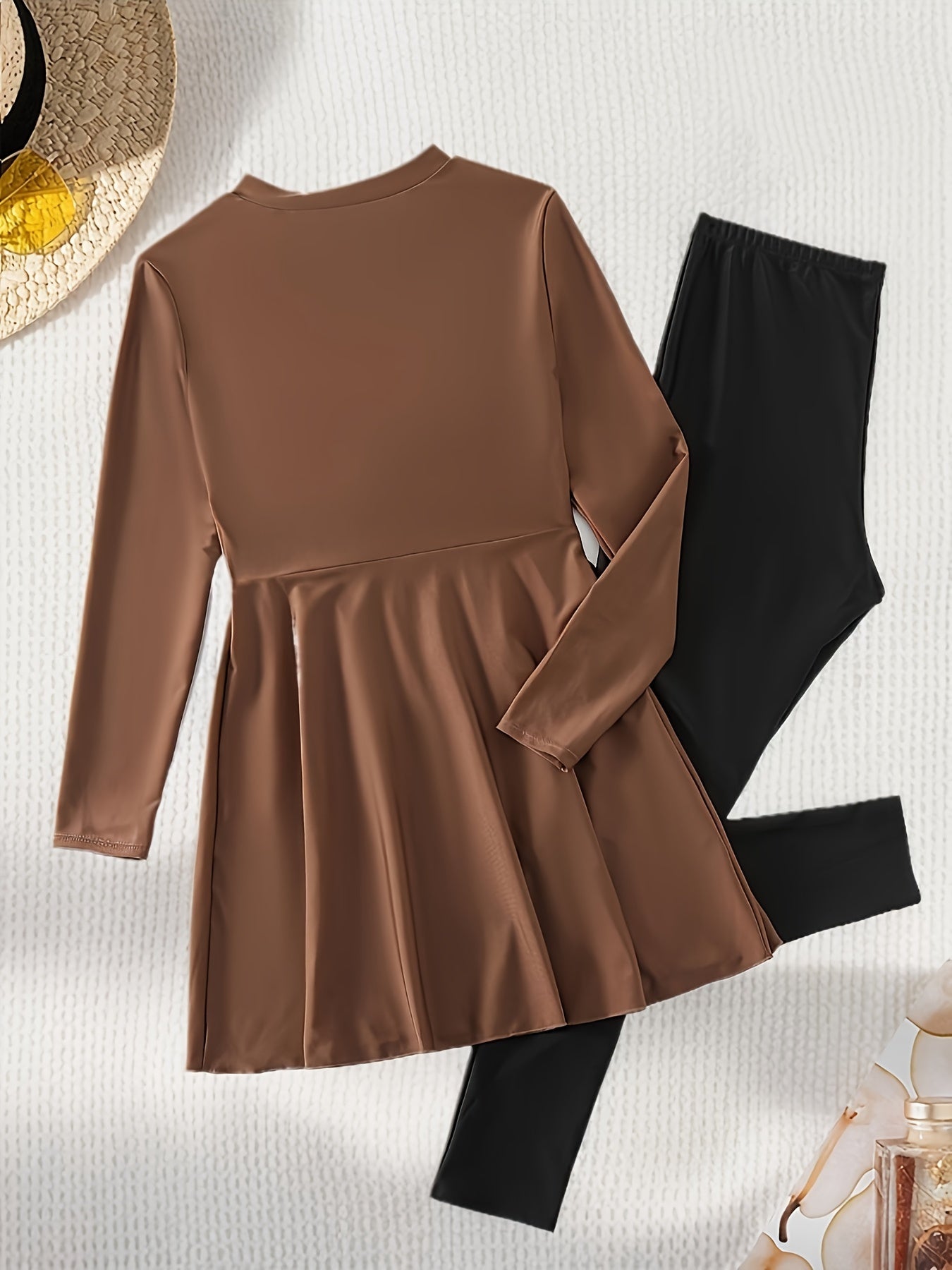 Ayollar uchun konservativ to'liq uzunlikdagi suzish kostyumi to'plami: yuqori bo'yin, bir xil rang, polyester mato, to'qilgan tuzilma.