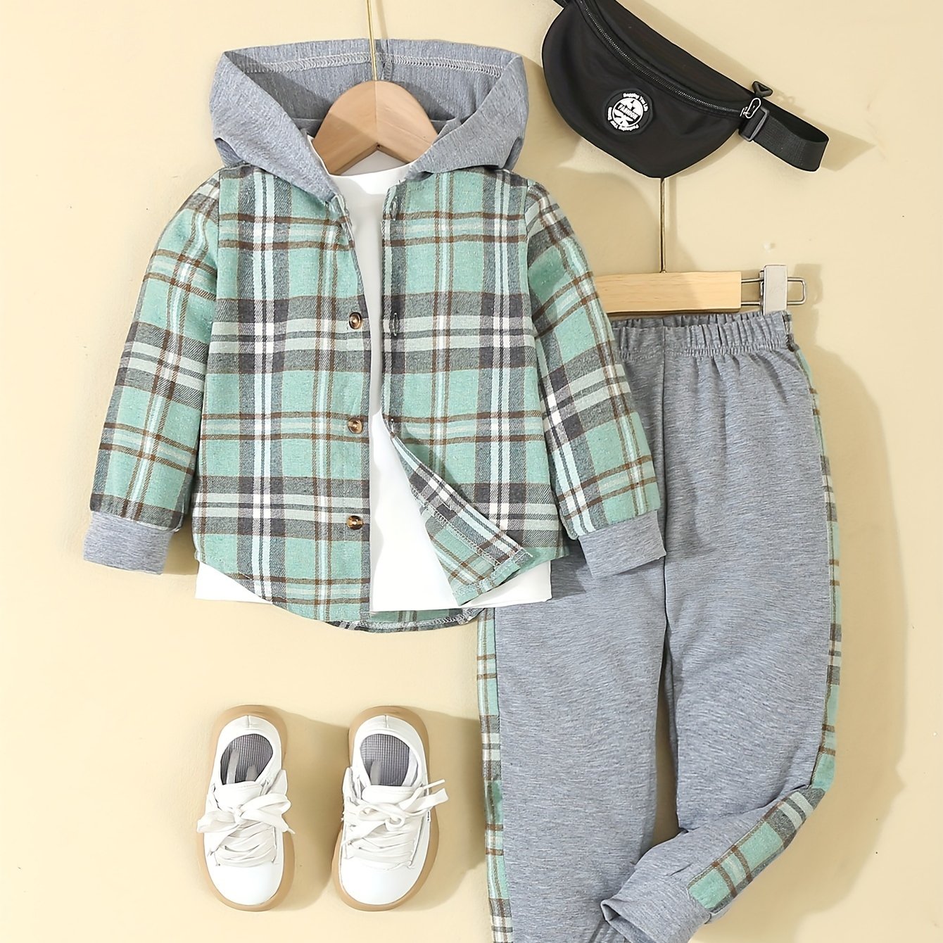 Yigitlar uchun kundalik to'plamda tekislikli kapüşonli asosiy kiyim va rangli blokli shimlar mavjud, bahor va kuz uchun