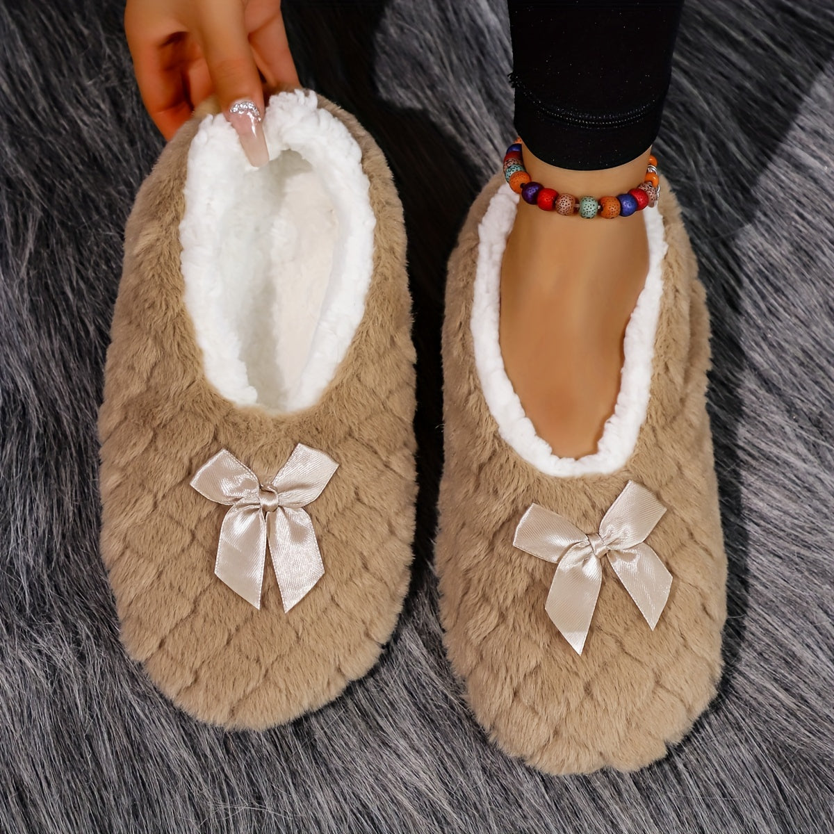 Ayollar uchun plüsh rombli bosimli qishda chanoq bilan bog'langan ayollar uchun shippaklar, gulchambar bilan, yopishqoqsiz tagi, pushti