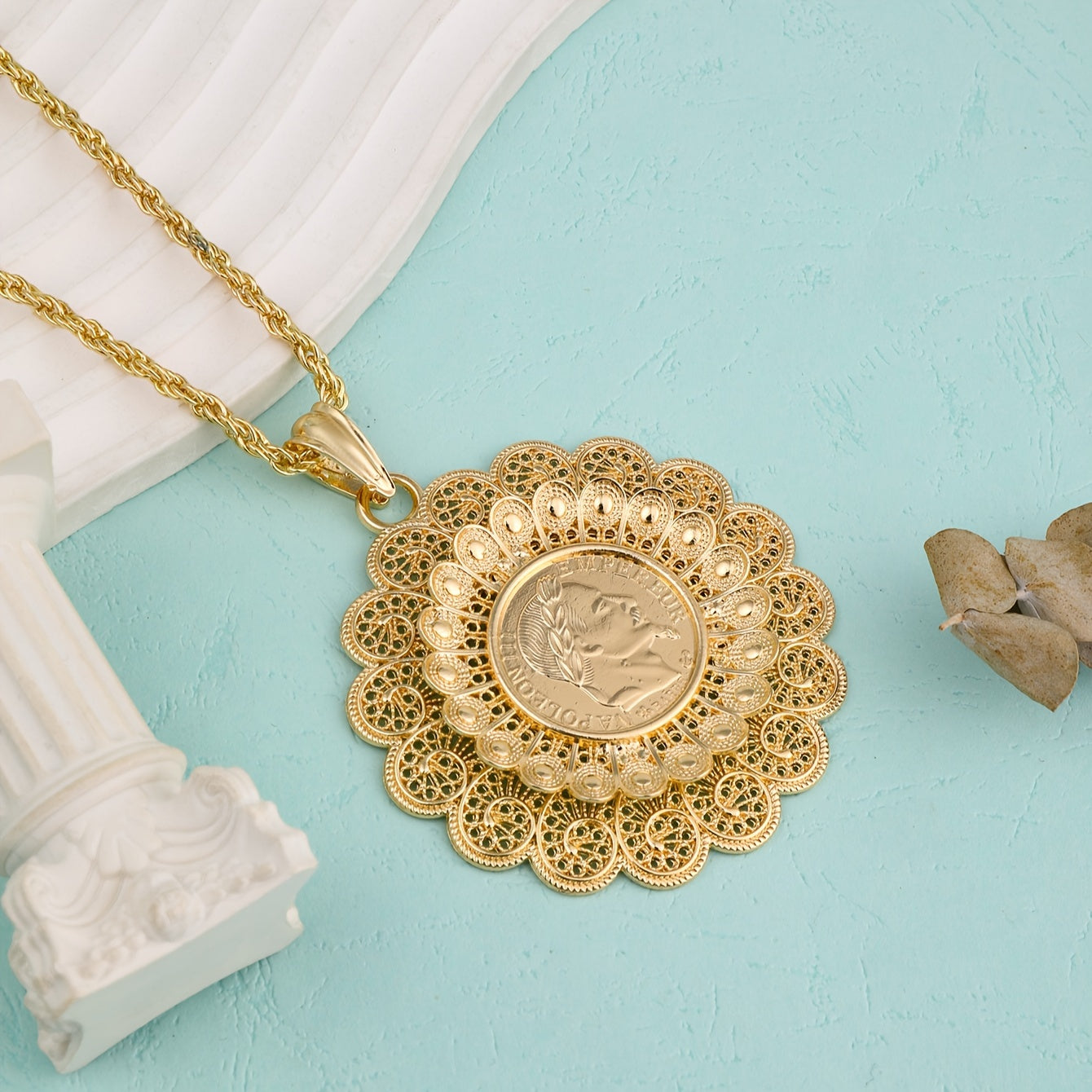 Adjustable Gold Zinc Alloy Necklace with Round Flower Pendant for Women