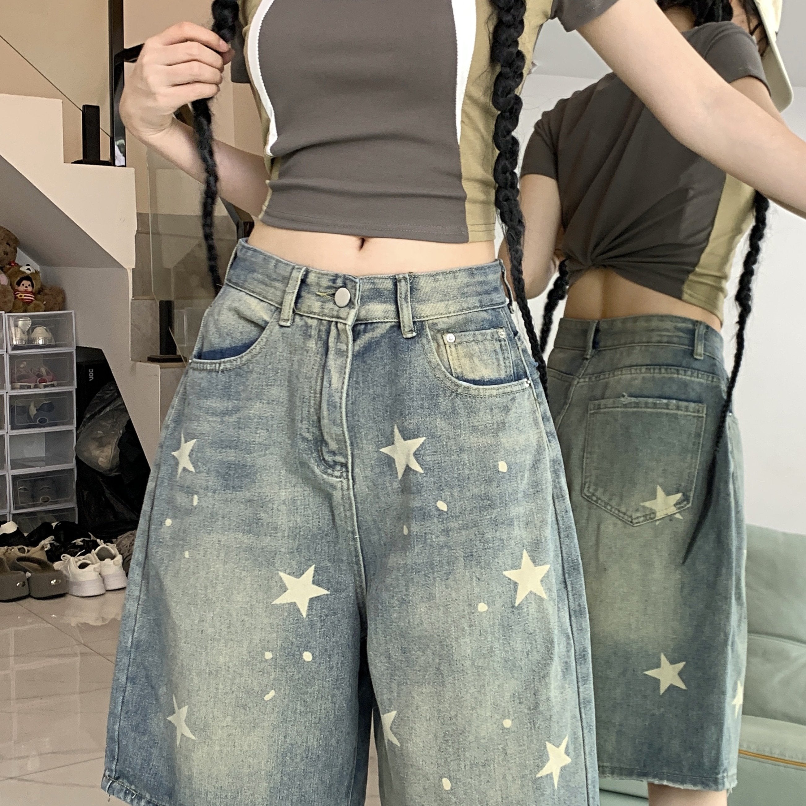 Ayollar uchun tasodifiy denim shortlar, yulduz naqshi, tugmachali, erkin kesim, ozgina cho'ziladigan va yozgi ko'cha uslubi uchun yuvilgan jins. 70% paxta va 30% polyesterdan tayyorlangan.