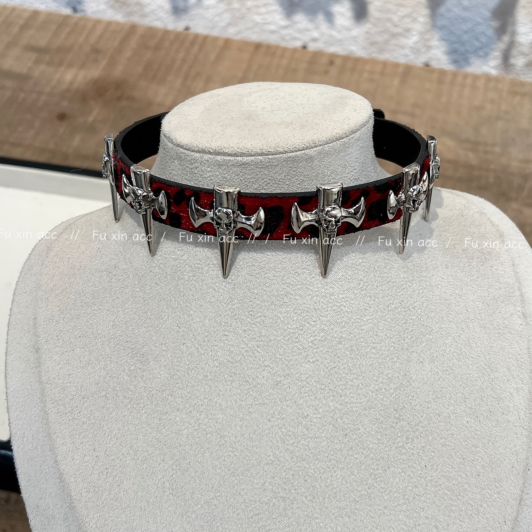 "Vino qizil rangdagi leopard naqshli yurak chokeri - Ayollar uchun boho-chic punk uslubidagi kesish yelka marjon, partiyalar va festival uchun ideal"