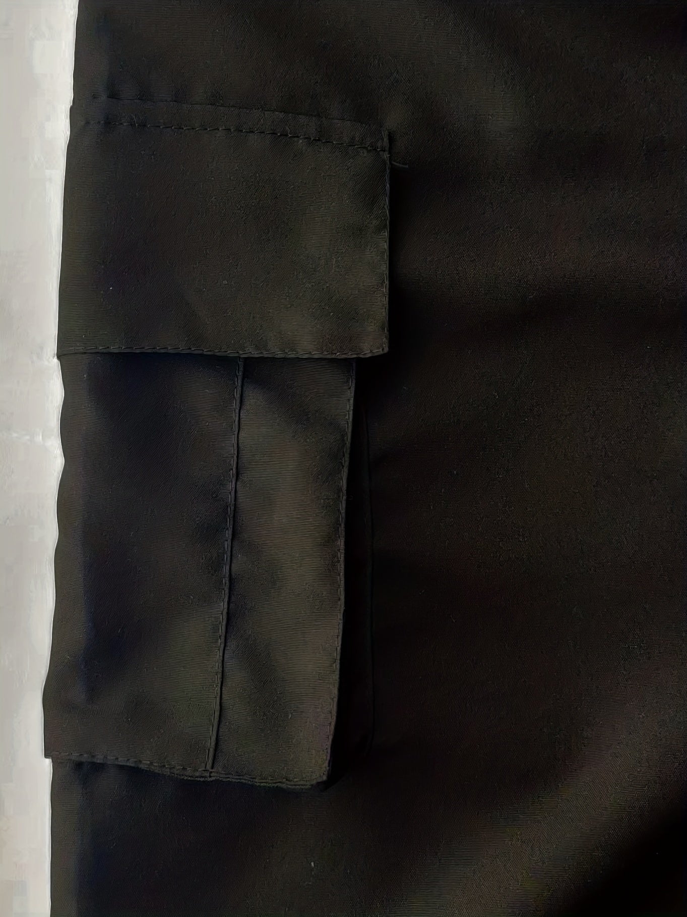 Erkaklar uchun katta o'lchamdagi kesilgan yuk shimlari, fermuarlı cho'ntaklar va keng kesimda.