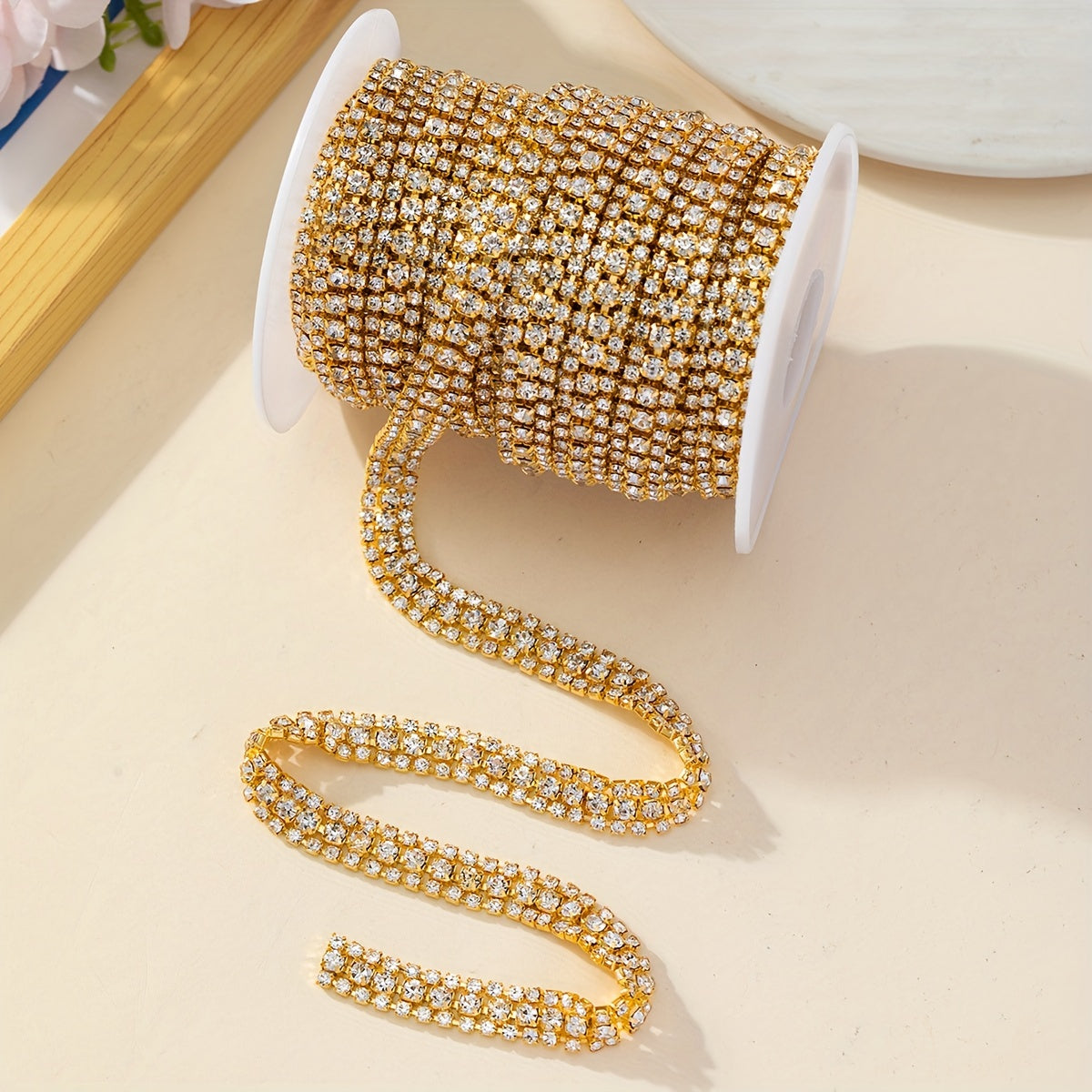 Ushbu 90 sm uzunlikdagi ko'p rangli rhinestone zanjiri 8# va 16# o'lchamdagi uch qator to'plardan iborat. Bu poyabzal, kiyim, sovg'a qutilari va turli DIY loyihalariga porloq qo'shish uchun mukammaldir.