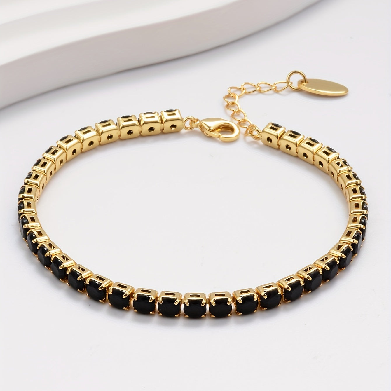 Zamonaviy shaxsiyatga ega ajoyib qora zirkoni zanjir bilaguzuk, 18K oltin bilan qoplangan klassik tennis bilaguzuk, ayollar va qizlar uchun ideal, yubiley yoki to'y zargarlik uchun mukammal.