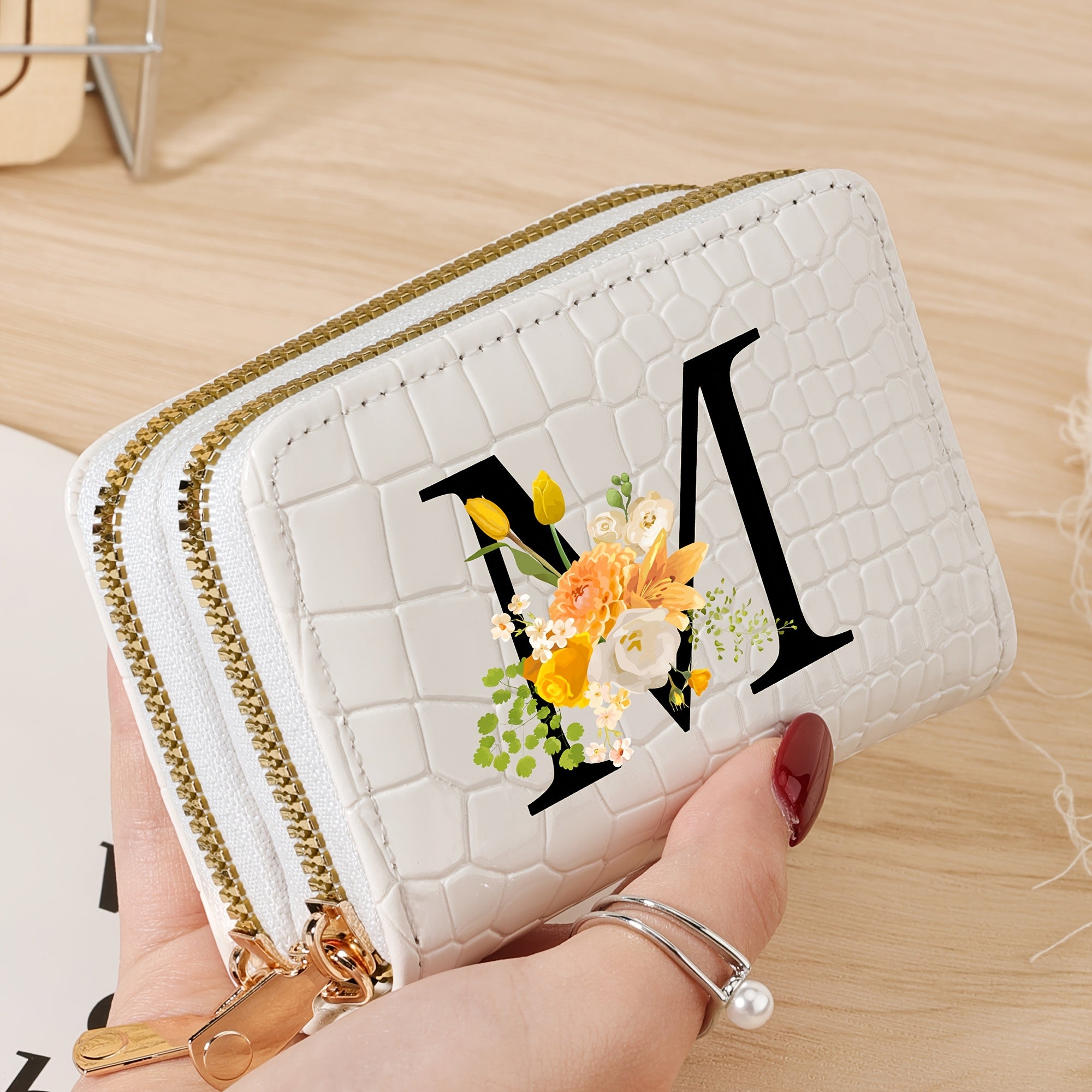 Bir nechta slotlari va zamonaviy fermuari bo'lgan mustahkam kredit karta saqlash sumkasi, maktab, yotoqxona va maktabga qaytish uchun zarur bo'lgan buyumlar uchun.