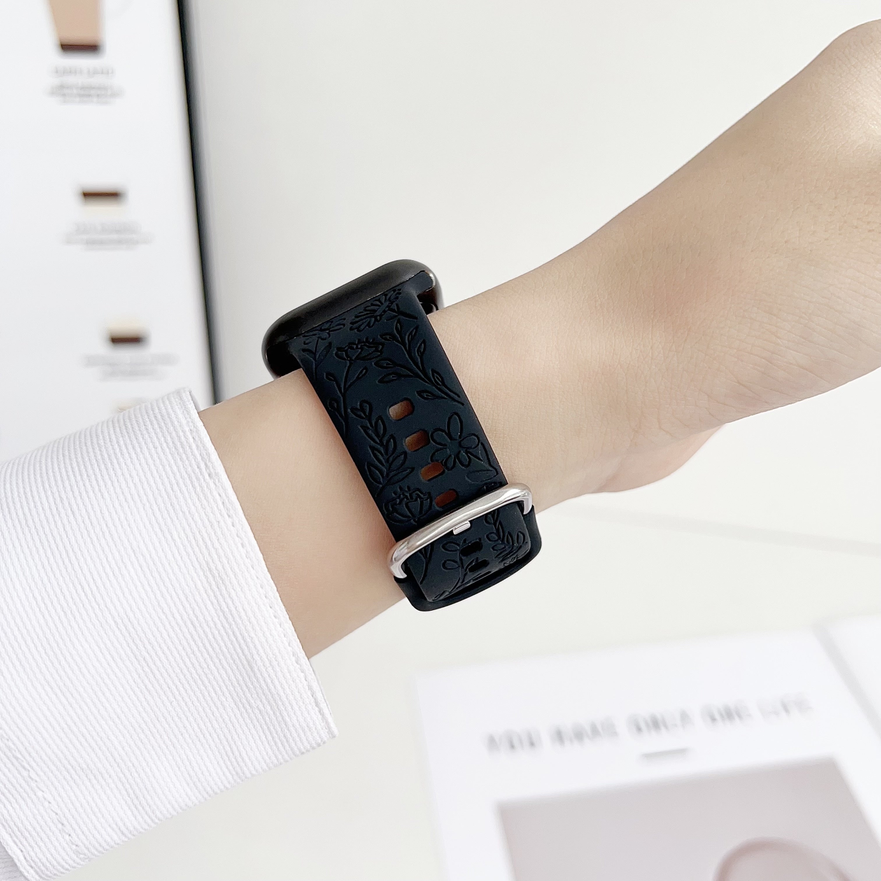 Стильный силиконовый ремешок для Apple Watch, подходящий для различных моделей и удобный для занятий спортом.